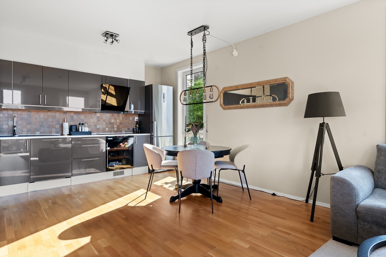 Kjøkkeninnredningen har skap med glatte fronter, samt benkeplate av laminat. Galleribilde