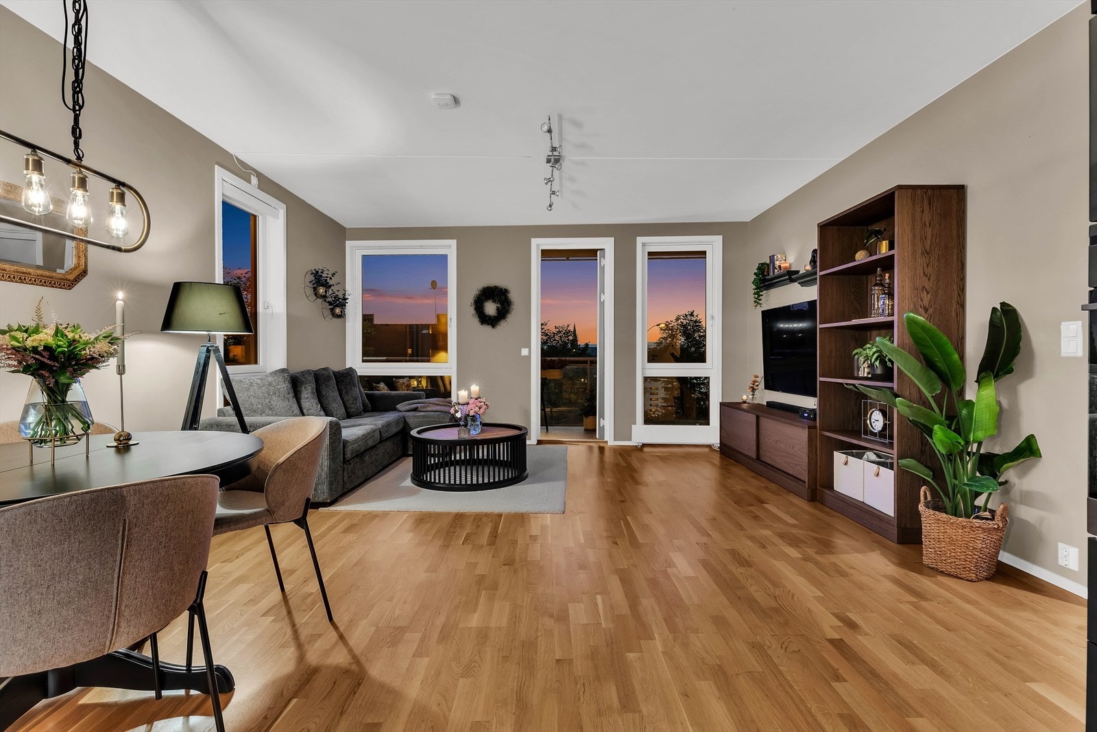 Boligen holder en fin standard fra byggeåret, og byr på store vindusflater fra gulv til tak. Galleribilde