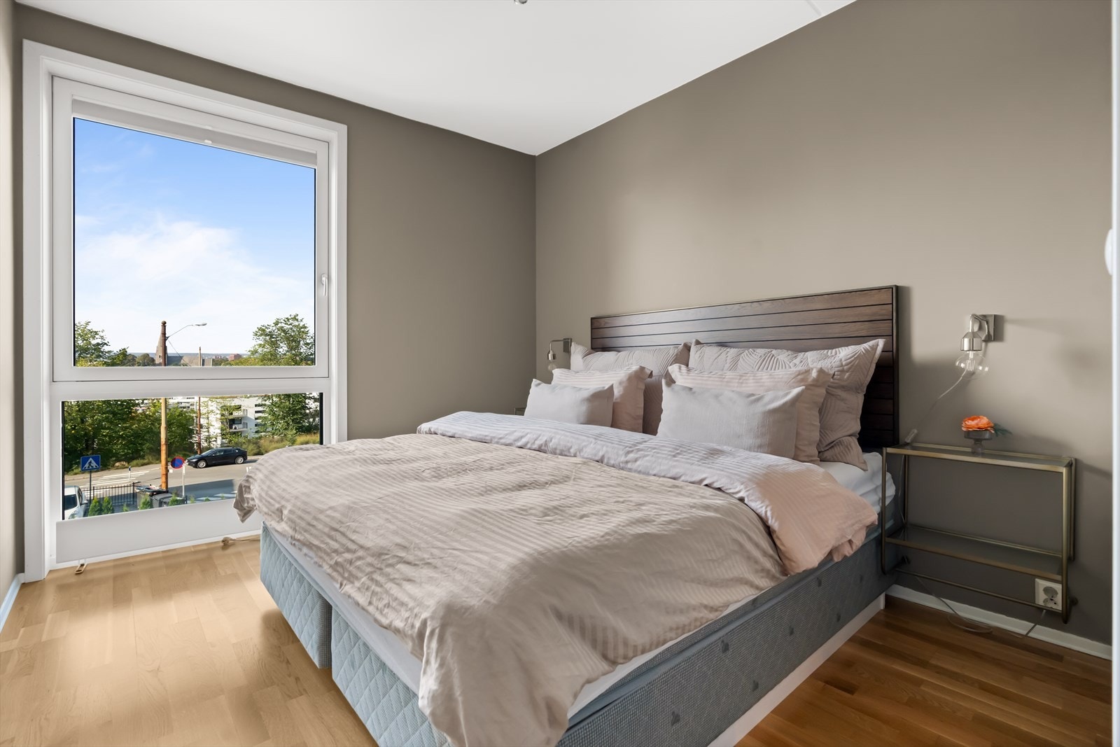 Leiligheten rommer to gode soverom. Hovedsoverommet har god plass til dobbeltseng med tilhørende nattbord. Galleribilde