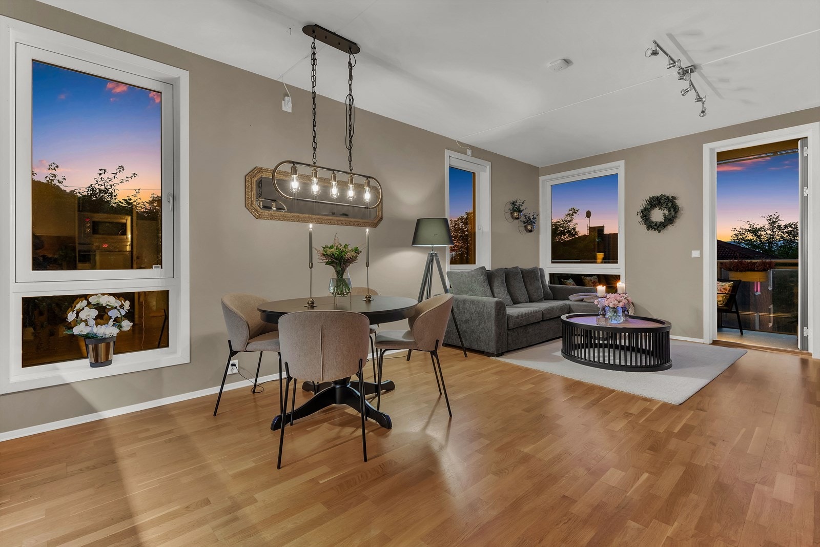 Oppholdsrommet har en fin beliggenhet på hjørnet av bygget, med mye lysinnslipp fra to himmelretninger. Galleribilde