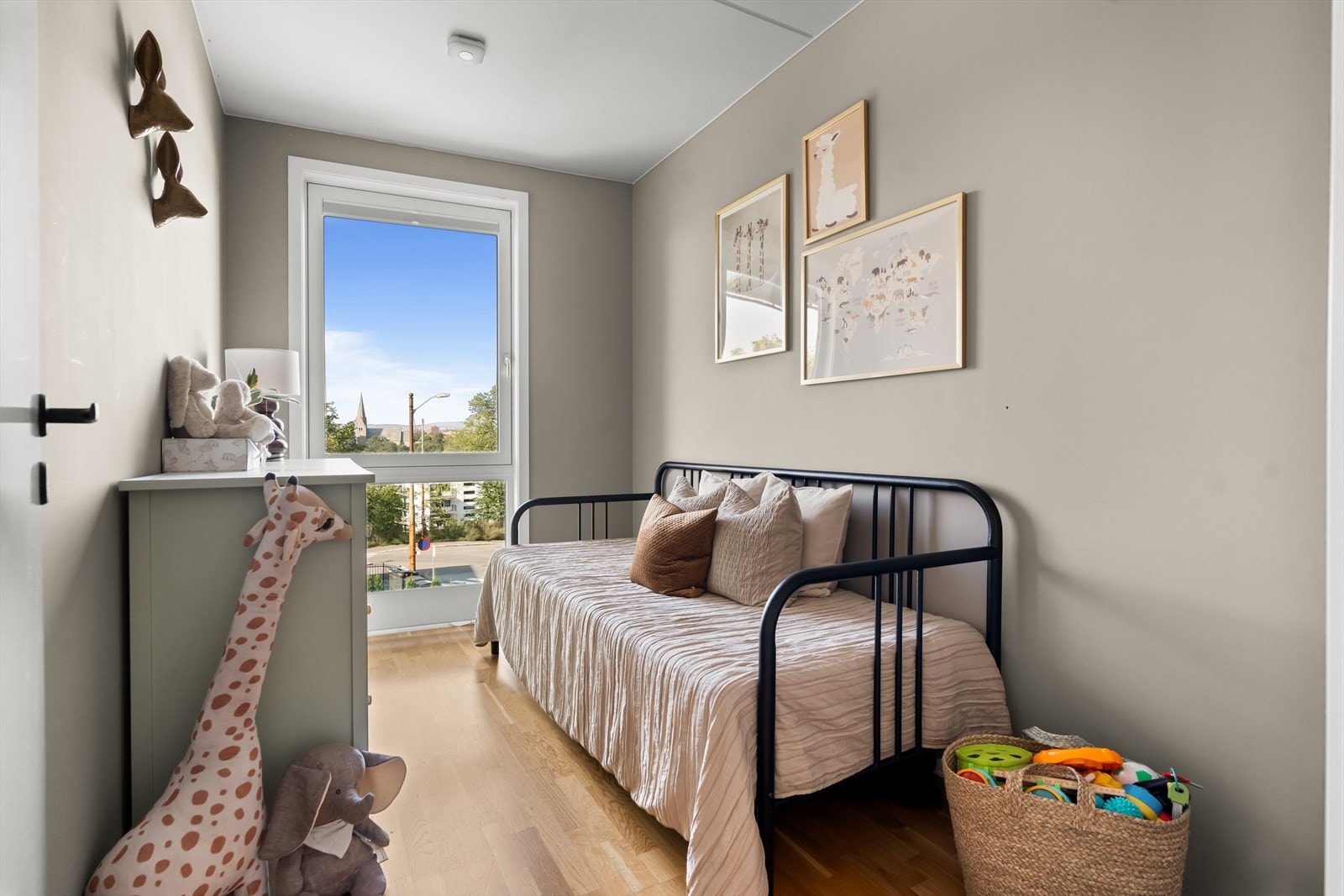 Soverom nr. 2 fungerer ypperlig som barnerom, gjesterom eller kontor - her er mulighetene mange! Galleribilde