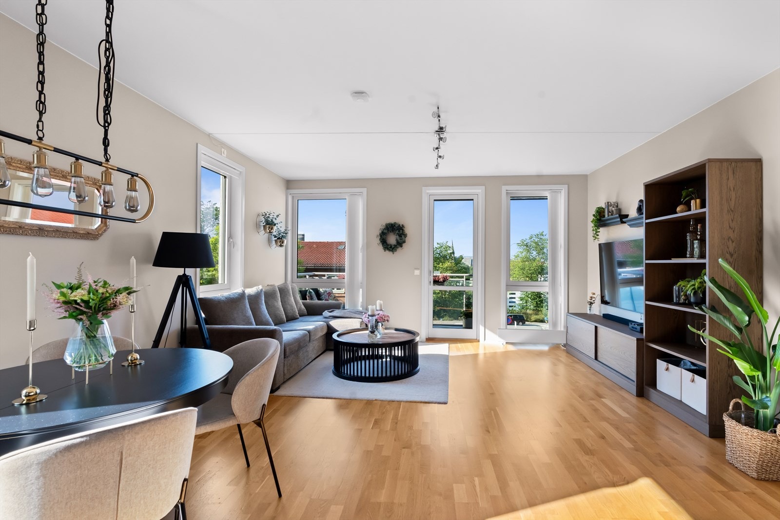 Leiligheten har en fin intern beliggenhet i byggets 2. etasje med flott utsikt over byen. Galleribilde