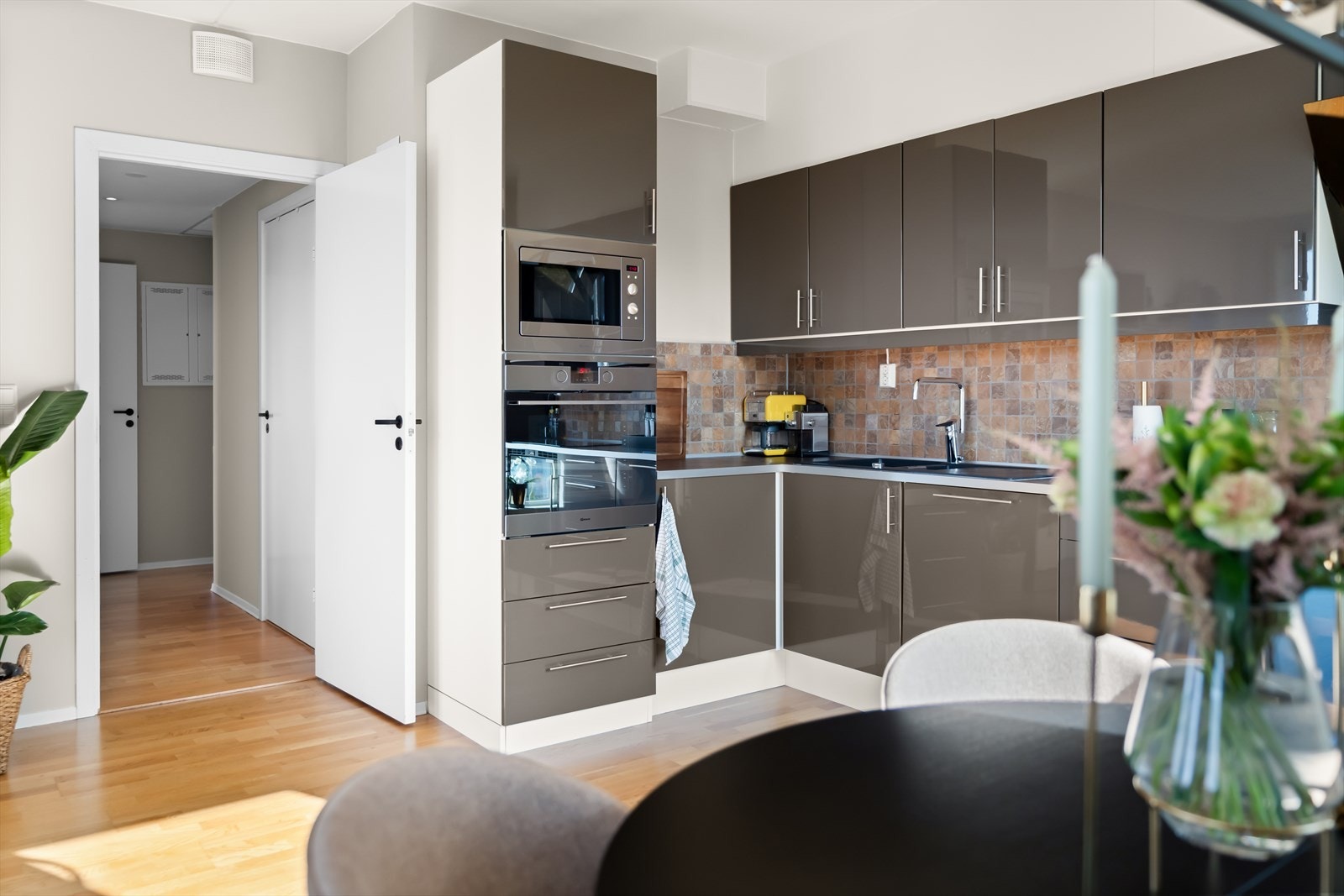 Det er satt inn integrerte hvitevarer som oppvaskmaskin, stekeovn, induksjonstopp, vinskap og micro. Galleribilde