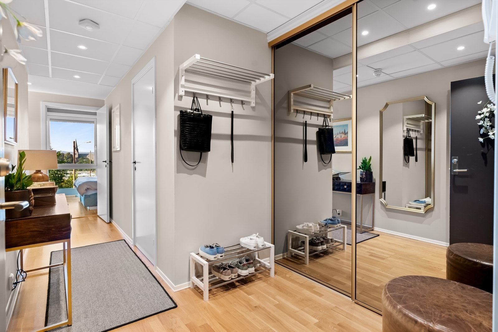 I entréen er det plass til å henge fra seg yttertøy i en svært romslig skyvedørsgarderobe med speilfronter. Galleribilde