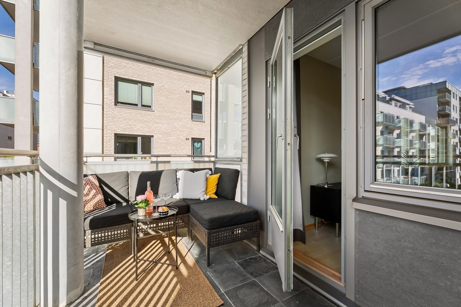 Balkongen vender inn mot rolig bakgård og blir en fin forlengelse av stuen i sommerhalvåret Galleribilde