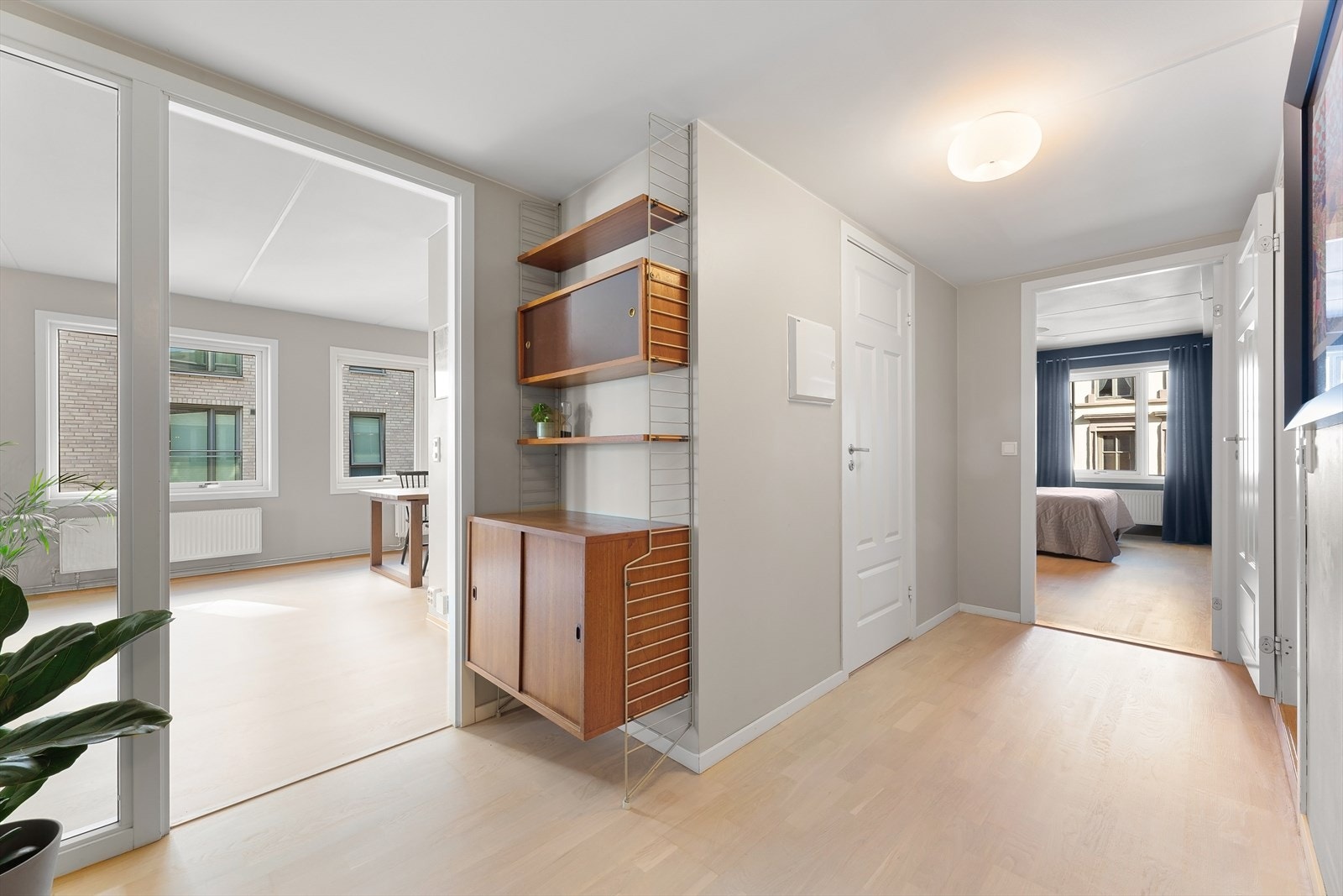 Stor og romslig gang med adkomst til to soverom, baderom, stue/kjøkken og innvendig bod Galleribilde