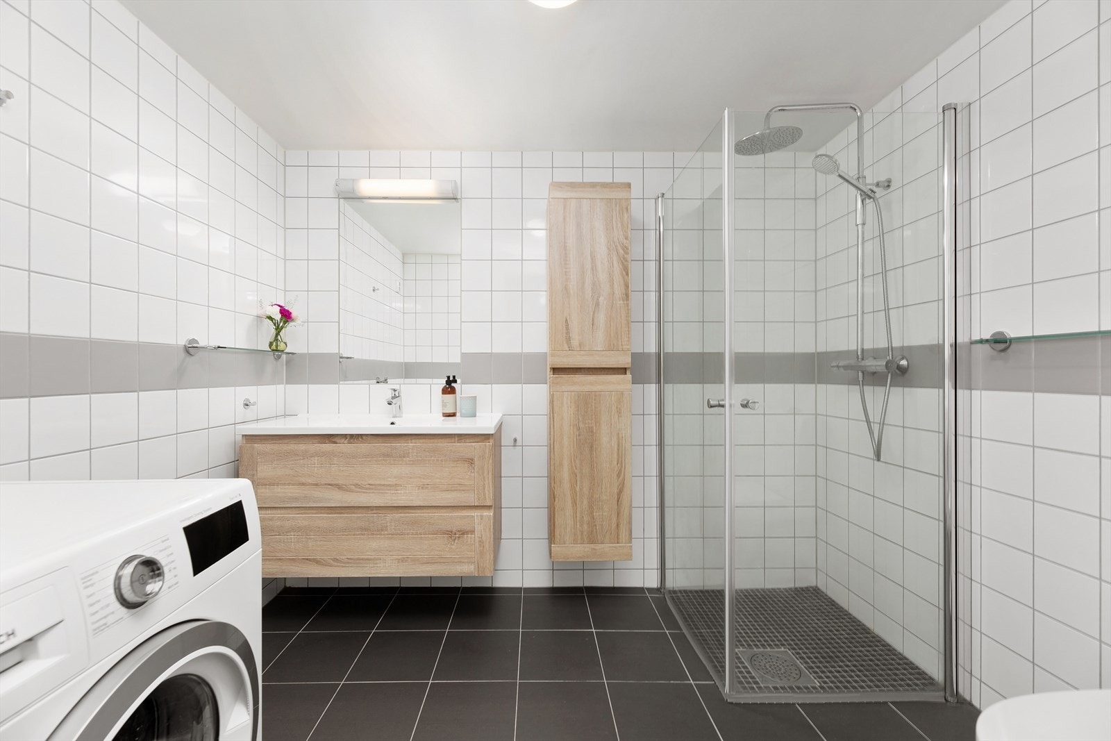 Pent flislagt baderom med varme i gulv og opplegg for vaskemaskin Galleribilde