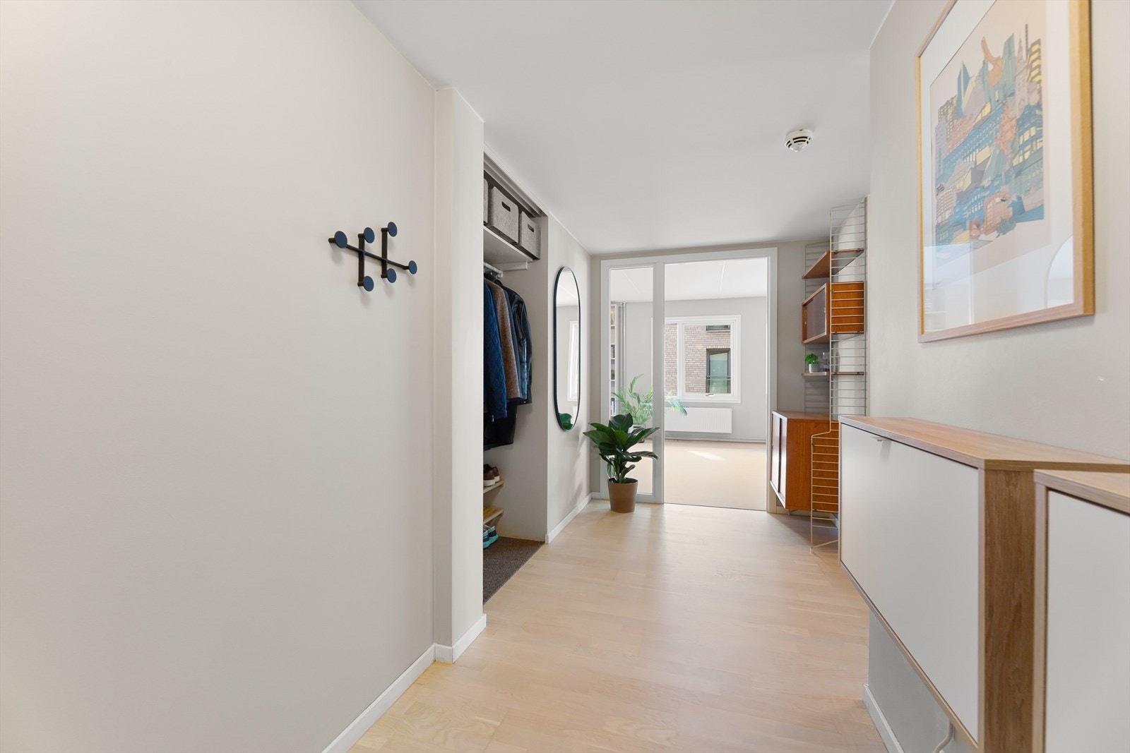 Entrè med god plass til å henge fra seg yttertøy og sette fra seg sko i nisjeløsning Galleribilde
