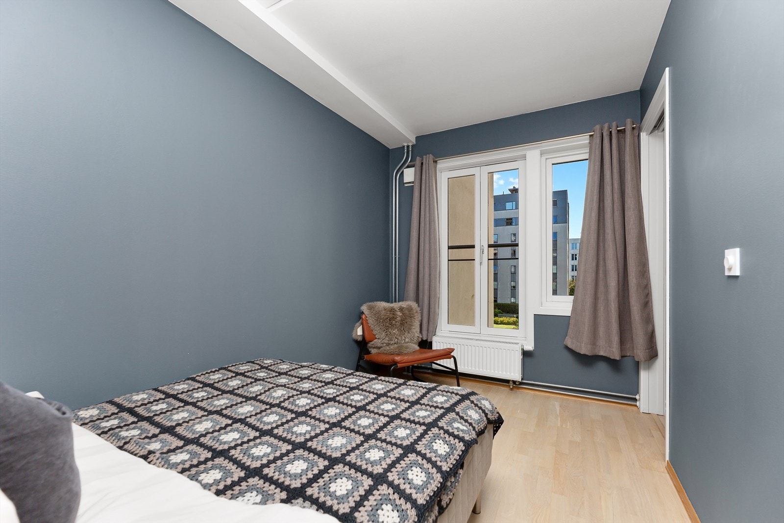 Dette rommet vender inn mot rolig bakgård Galleribilde