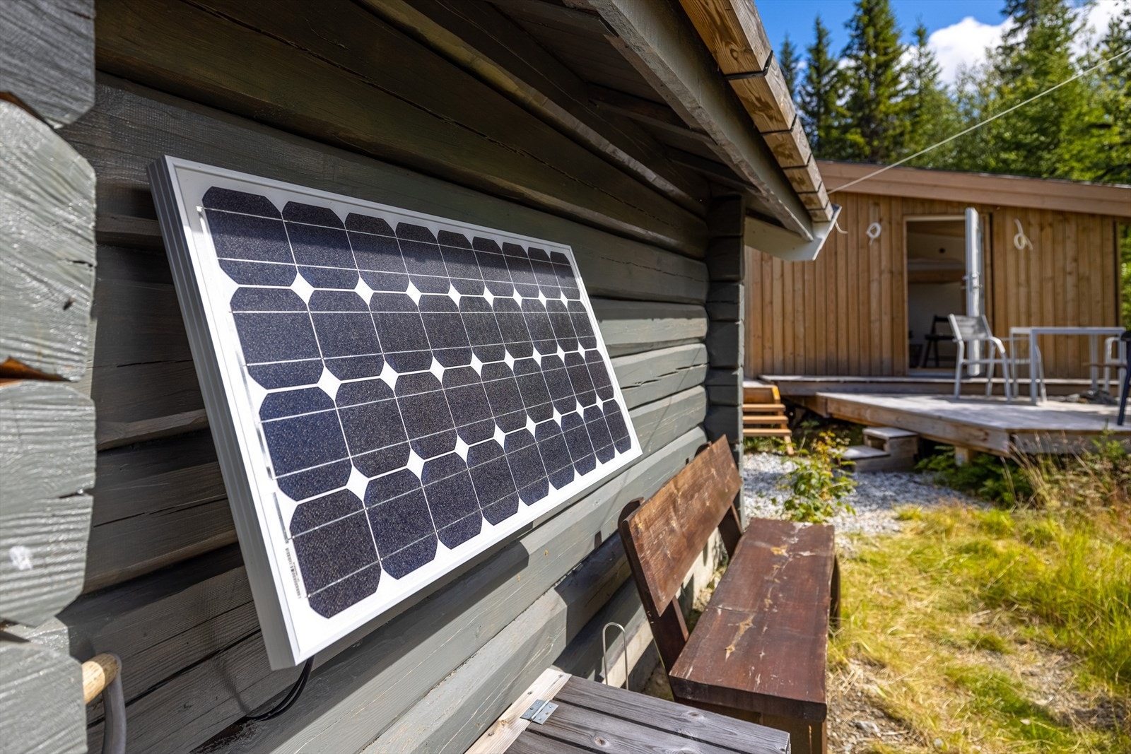 Hytta er utstyrt med solcelleanlegg Galleribilde