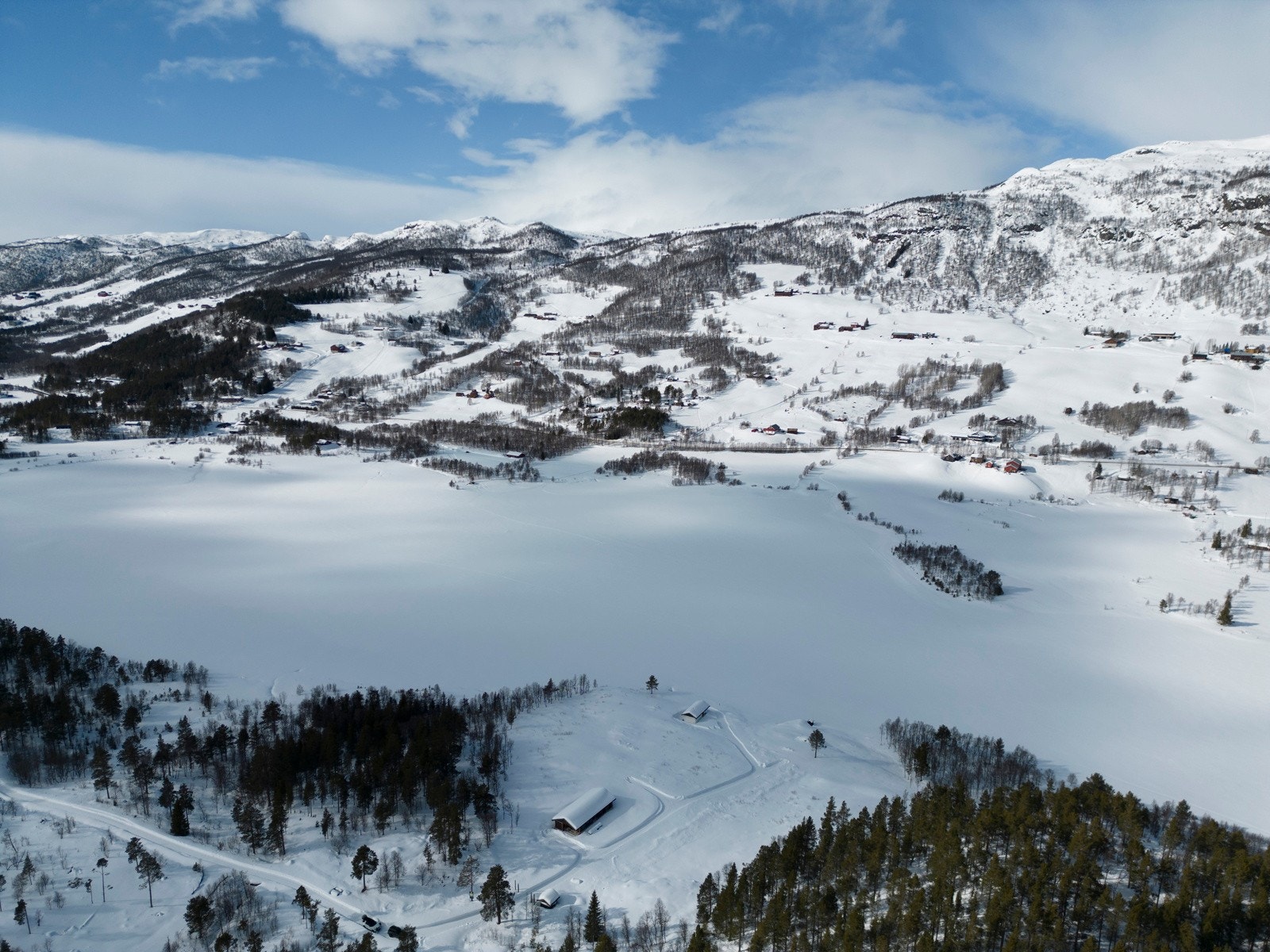 Fantastiske turmuligheter rett utenfor døren og kort vei til snaufjellet Galleribilde