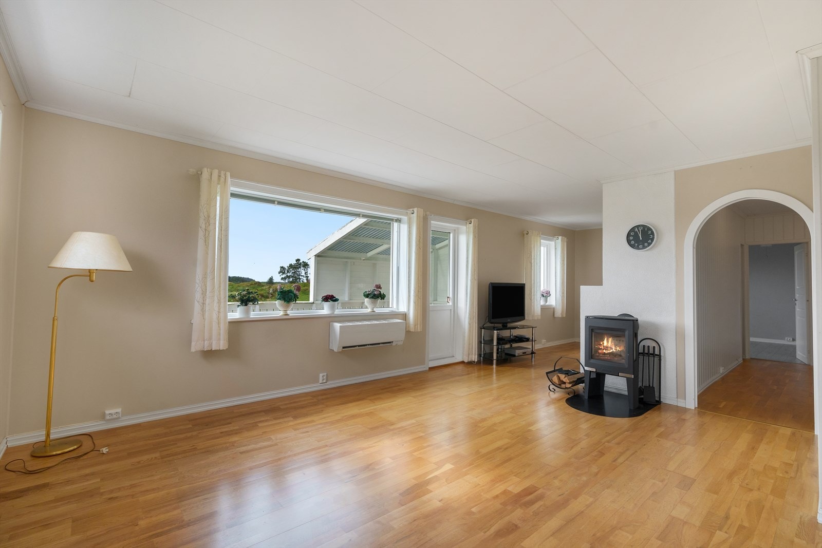 Fra stuen har en utgang til vestvendt terrasse. Galleribilde