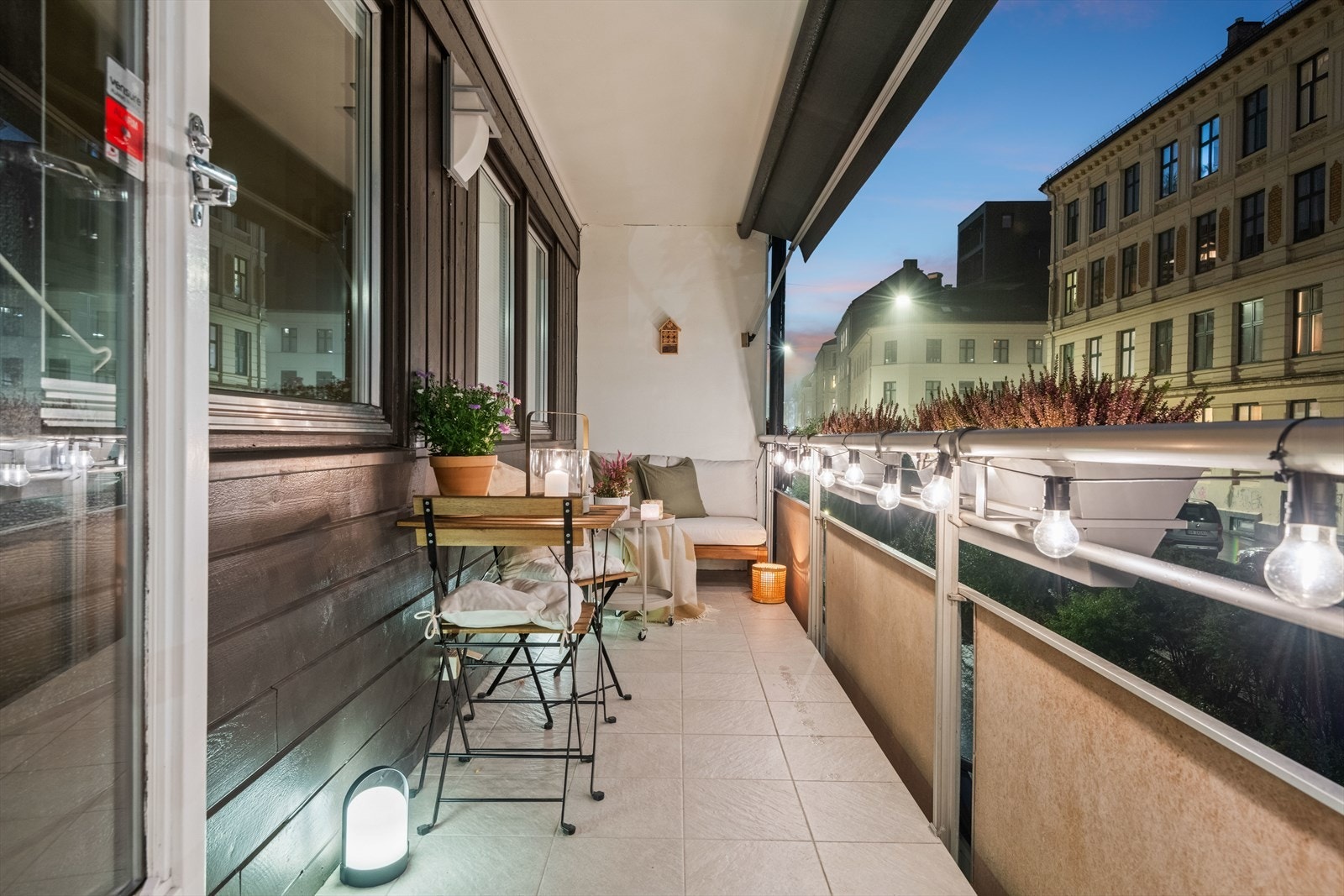 God plass til sittegruppe og grill Galleribilde