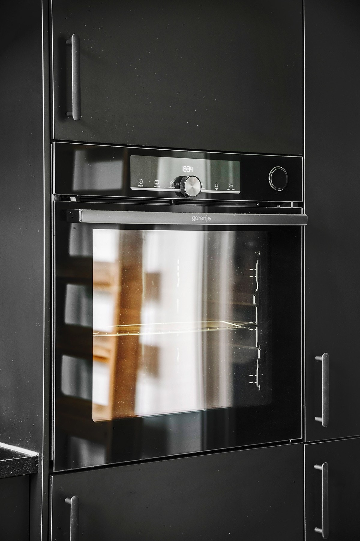 Ny stekeovn fra Gorenje med pyrolyse, dampfunksjon, innebygd termometer og skinner på to nivåer. Galleribilde