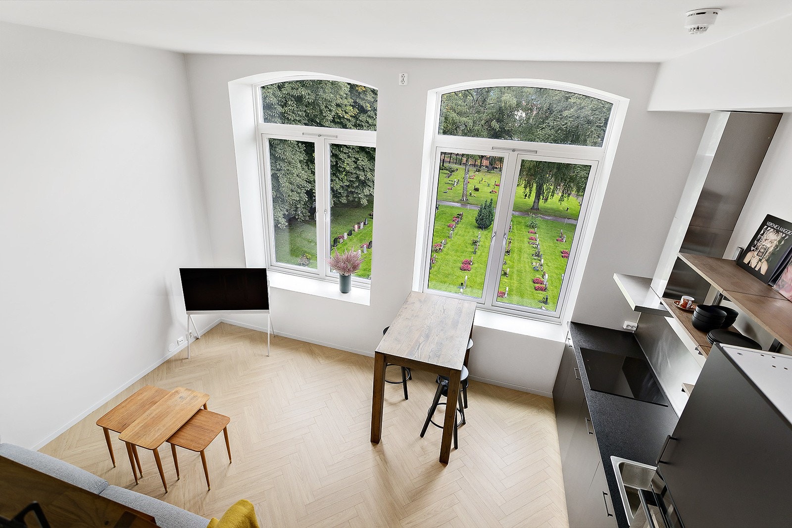 Store vinduer med fine dype vindusposter Galleribilde