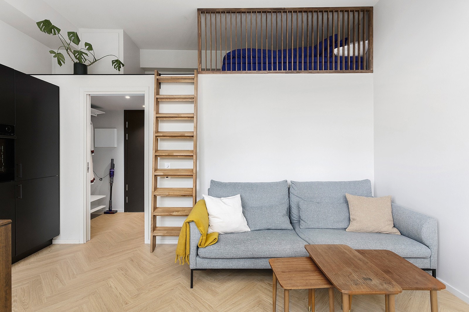 Stue med god plass til sofagruppe Galleribilde