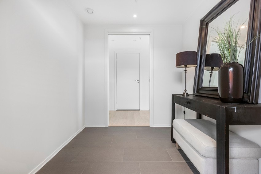 Flislagt entrè med plass for garderobe. Galleribilde