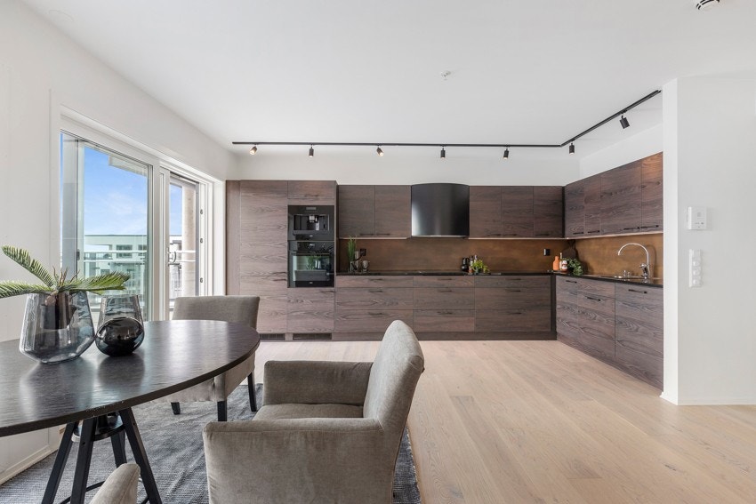 Flott belysning fra spotskinner. Lyspunkt kan enkelt justeres slik at du får belysning der du ønsker. Galleribilde