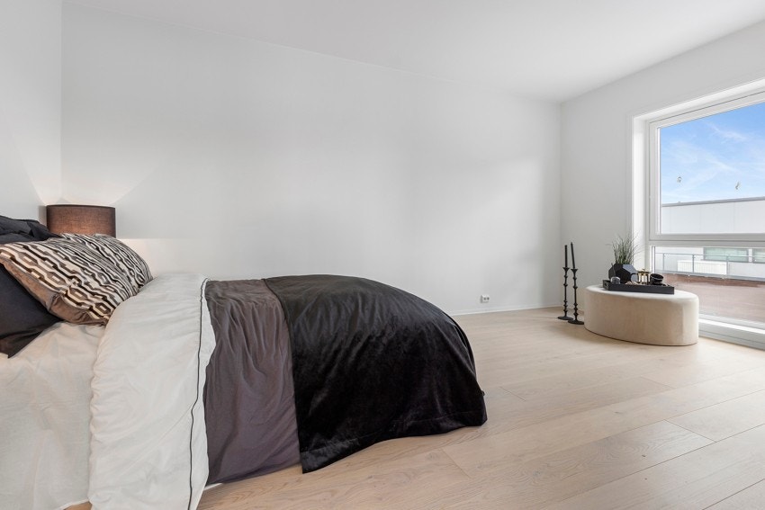 1 av 2 romslige soverom. God plass for garderobe. Galleribilde