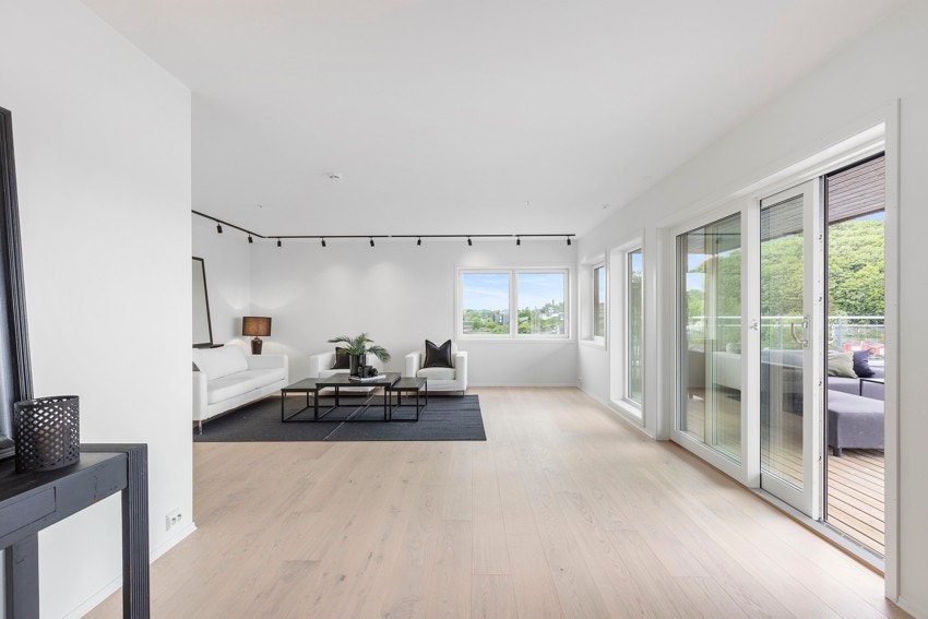 Romslig stue med god plass til flere sittegrupper. Galleribilde