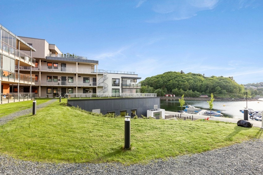 Leiligheten ligger svært fint til, ytterst mot brygga. Galleribilde