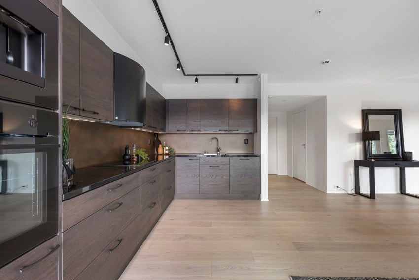 Hvitevarer som komfyr, platetopp, oppvaskmaskin, kjøleskap og kaffemaskin. Galleribilde