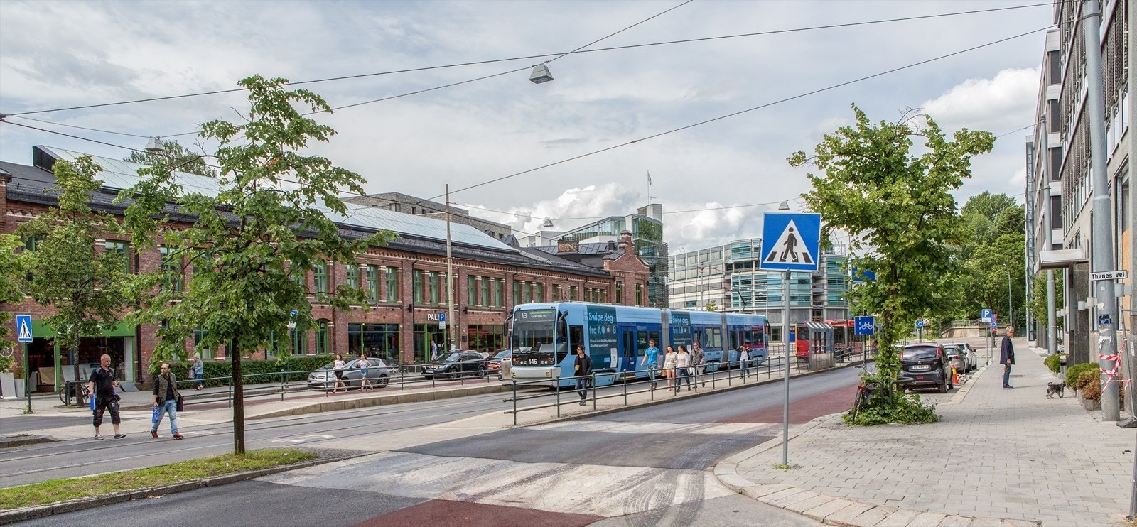 Få minutters gange til trikkestopp. Trikk nr. 13 og flere bussforbindelser. Nærhet til kommende Fornebubanens stopp, som er i anmarsj. Galleribilde