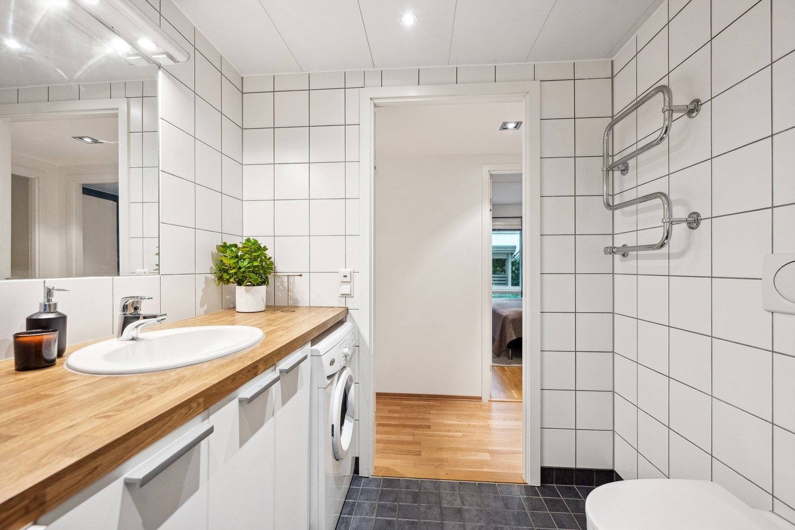 Der er opplegg for vaskemaskin på badet Galleribilde