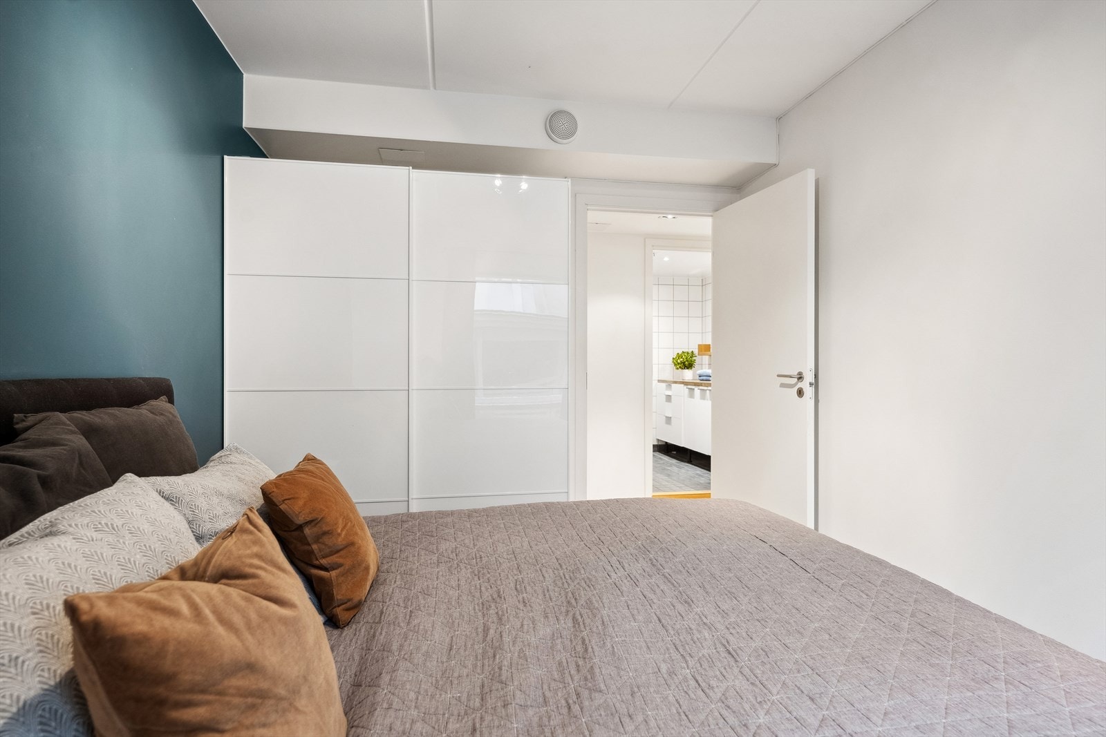 Skyvedørsgarderobe i hovedsoverommet Galleribilde