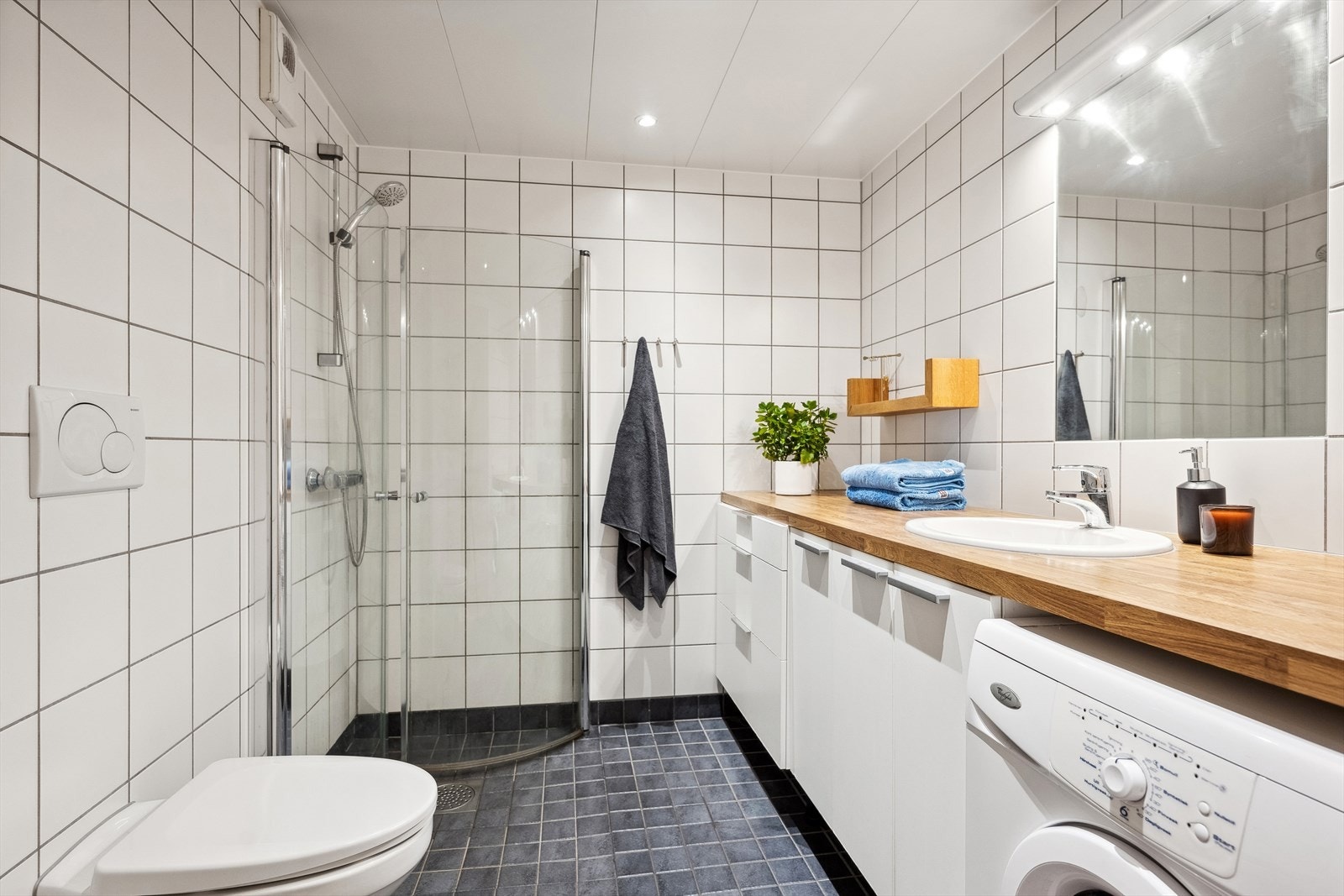 Romslig bad fra byggeår med varmekabler og downlights. Galleribilde