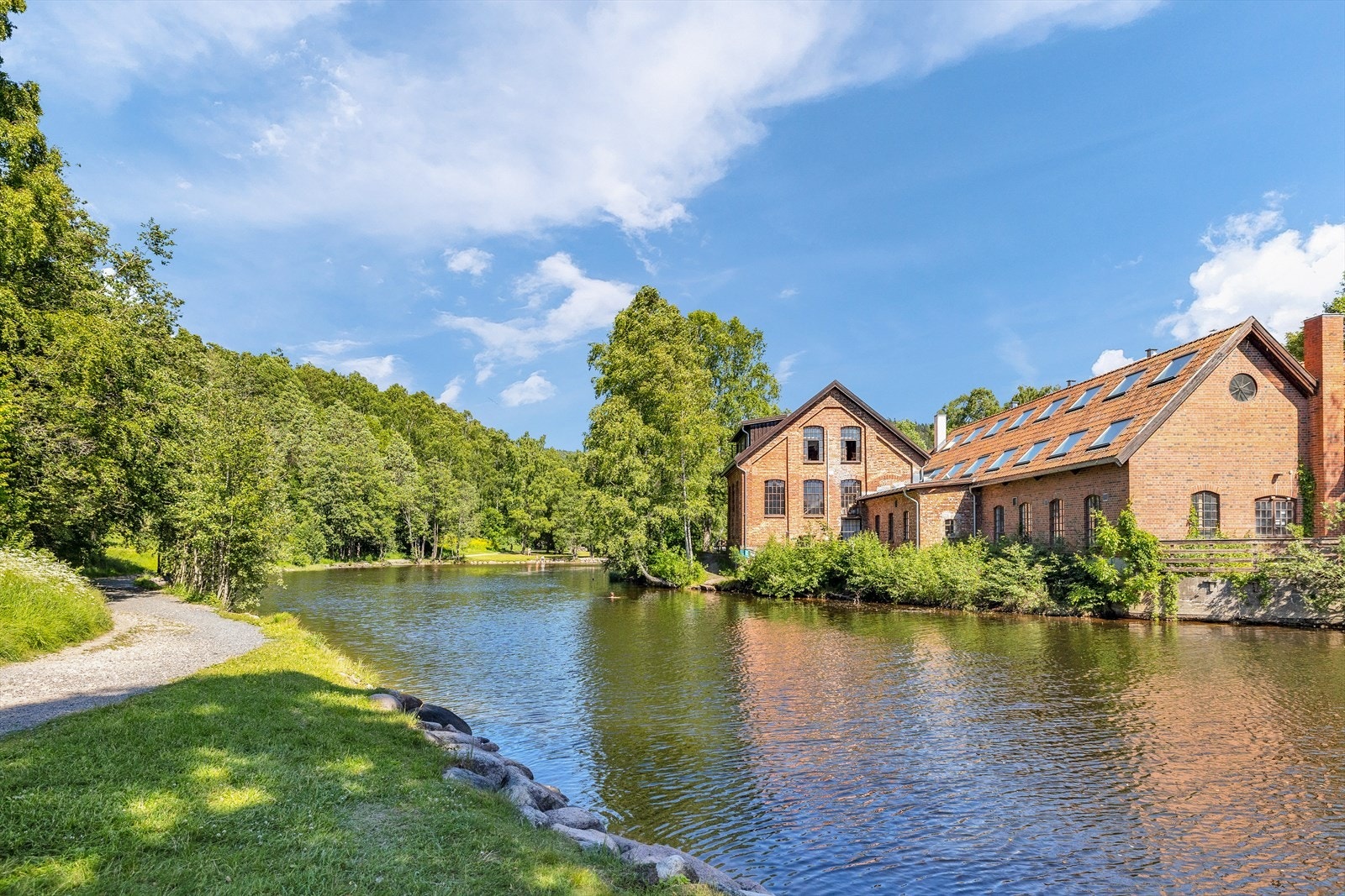 Er du glad i naturen og lange spaserturer eller sykkeltuerer. Finner du fantastiske tur- og rekreasjonsområder like ved. Turmålene er mange, enten du vil ta turen opp til Grefsenkollen, besøke Teknisk Museum på Frysja eller sykkeltur rundt Maridalsvannet Galleribilde