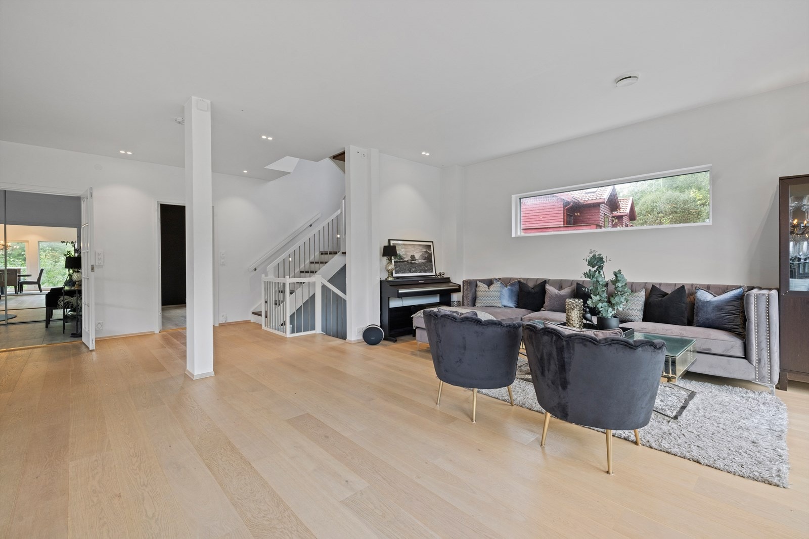 Ved søyle midt i rommet er det tilrettelagt strøm for elektrisk peis. Galleribilde