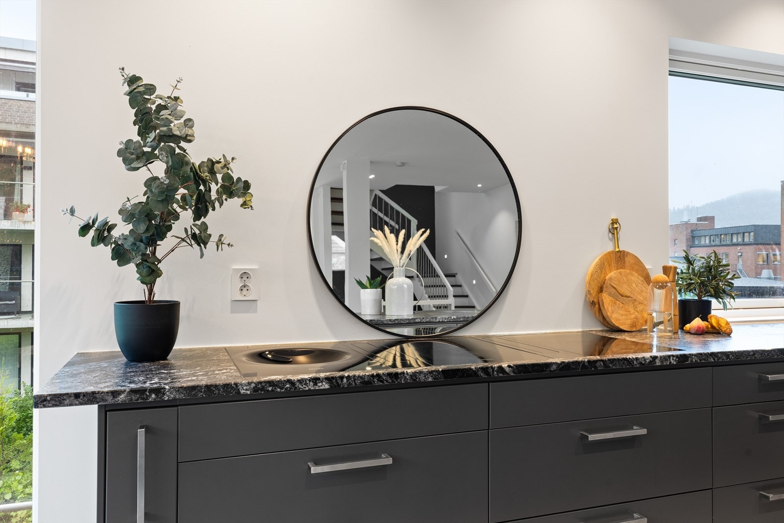 Dobbel integrert kjøkkenventilator i induksjonstopp med avtrekk ut. Benkeplate av stein. Galleribilde