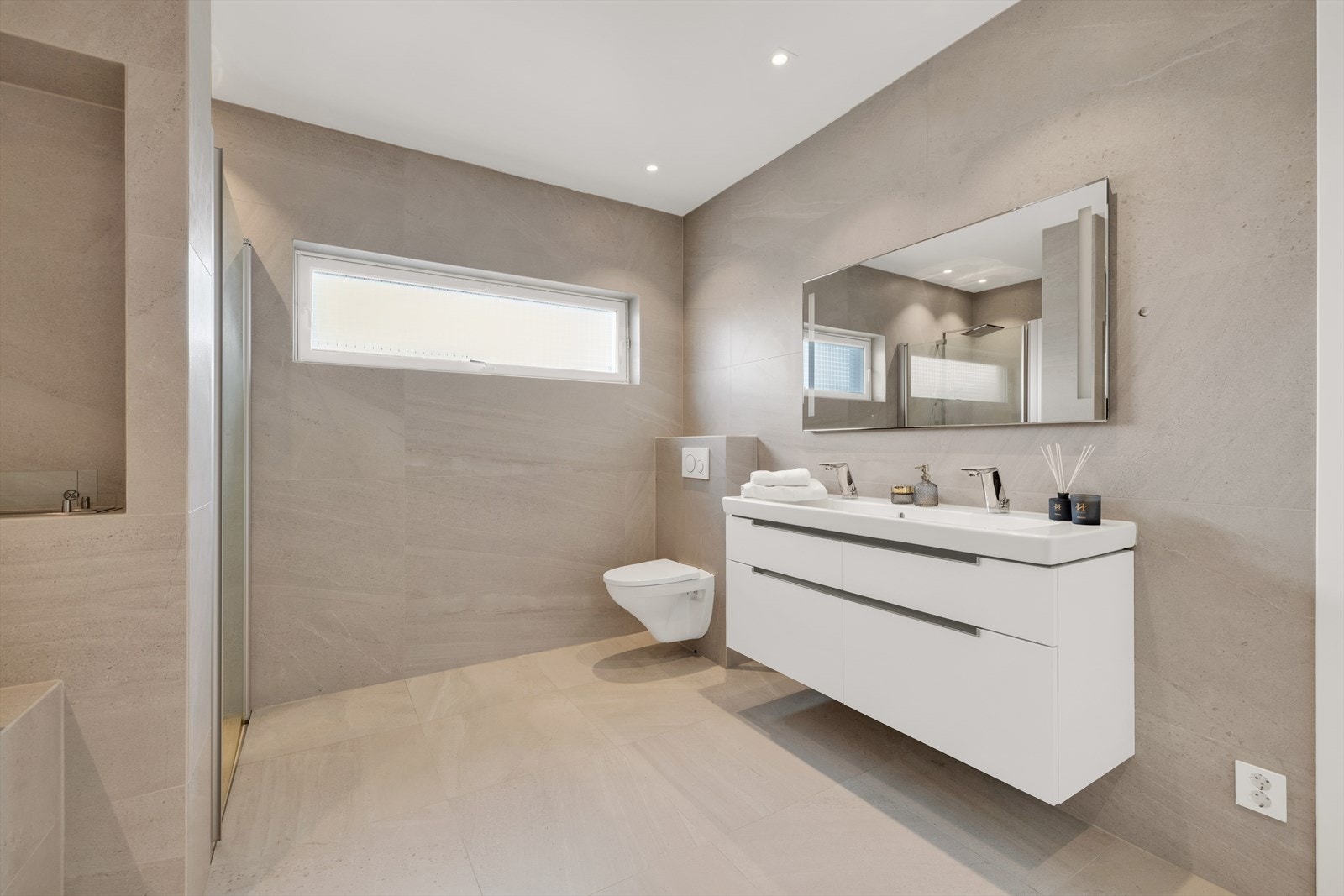 Baderom i tiknytning til master bedroom er ekstra påkostet med det lille ekstra. Galleribilde