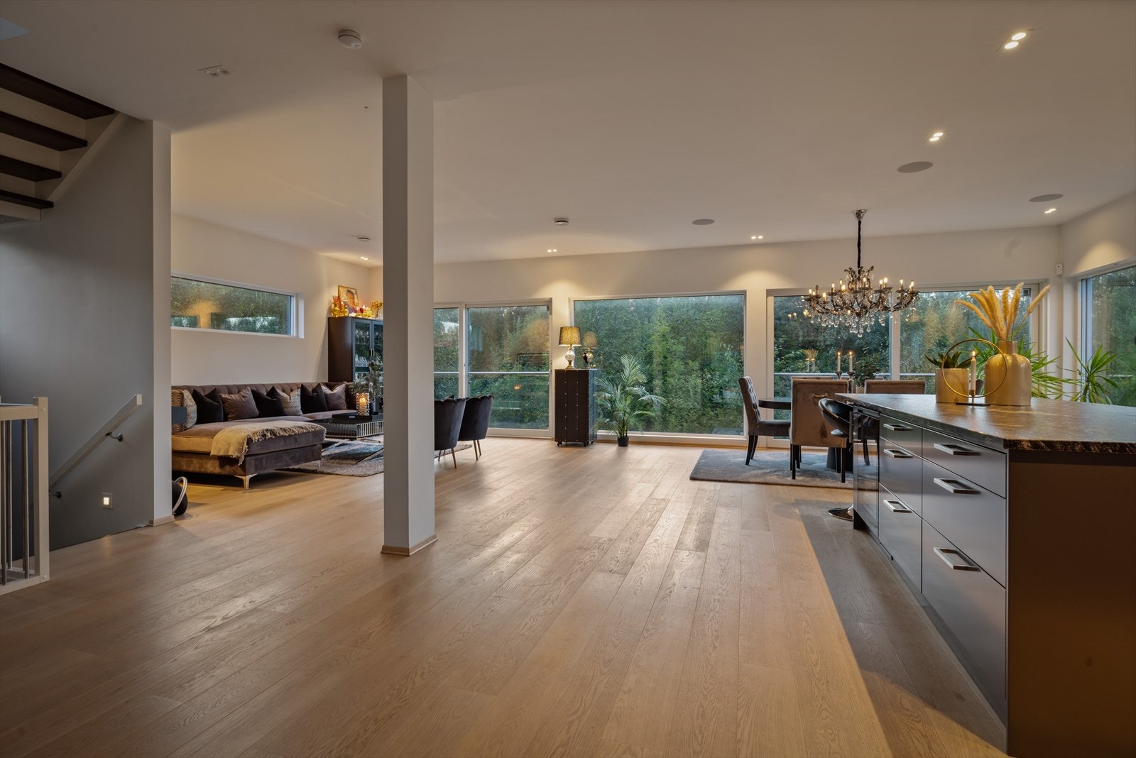 God takhøyde på ca. 260 cm. Vinduene kan åpnes og det blir en fransk balkongløsning og du kan lufte godt ut. Galleribilde