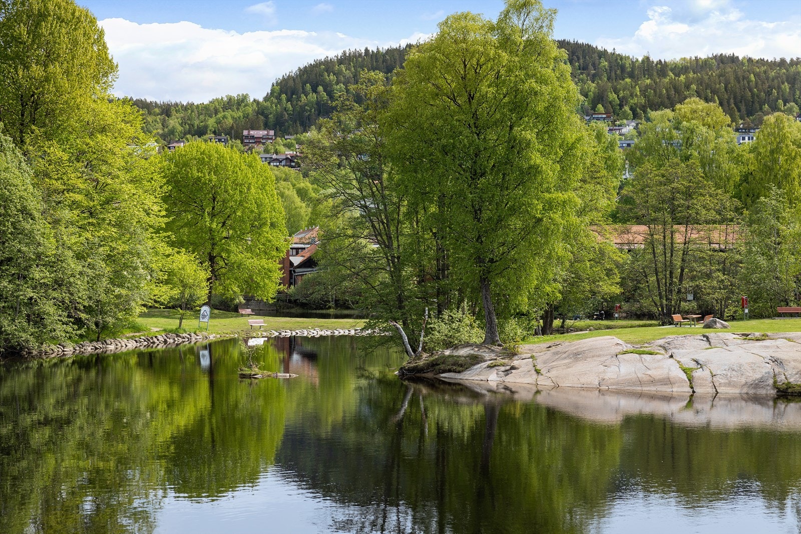 Her bor du i et svært ettertraktet barnevennlig og populært boligområde på Kjelsås/Brekke. Kort vei til bademuligheter i Stilla, Brekkedammen og Trollvann Galleribilde