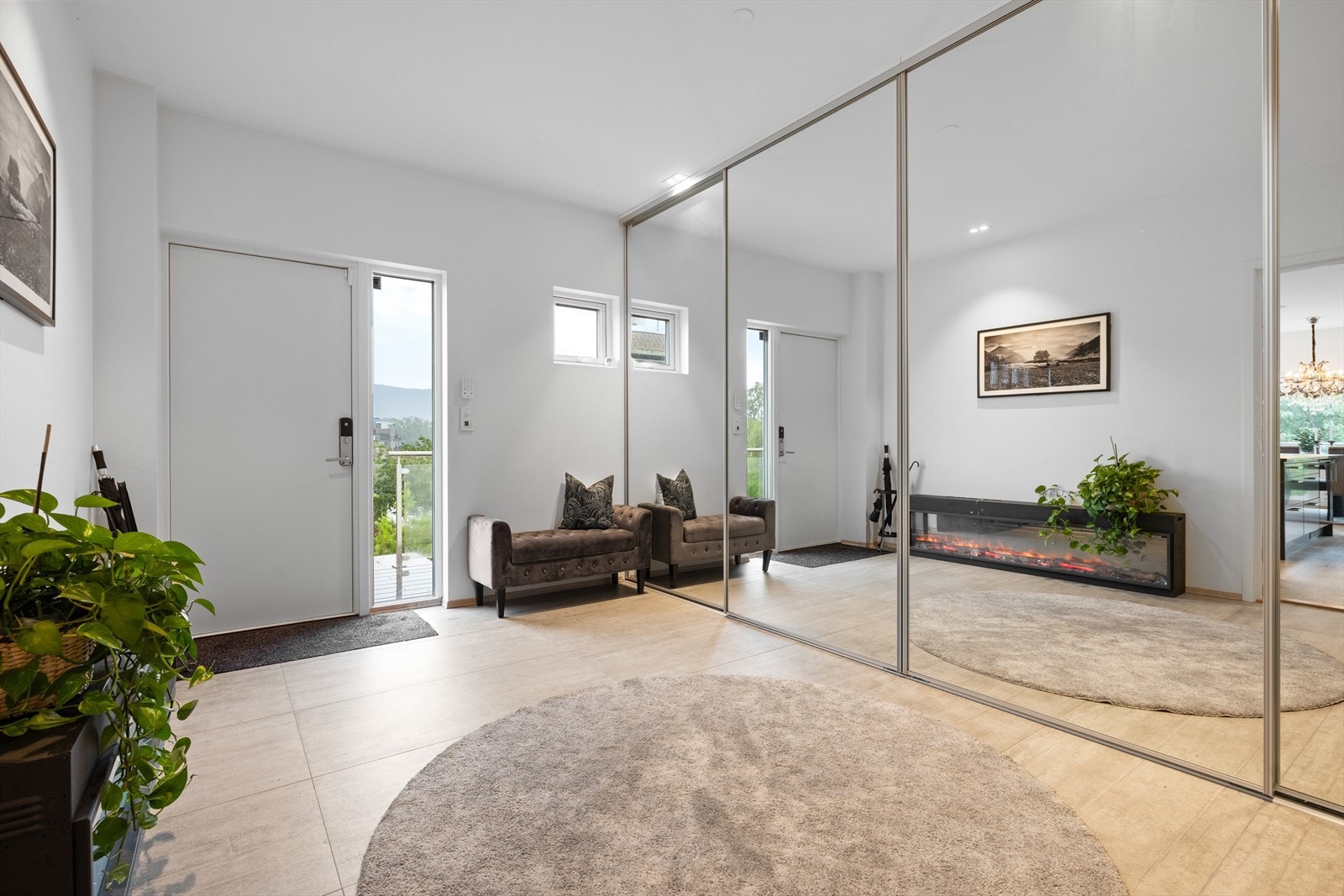 Rikelig med oppbevaringsplass for yttertøy til hele familien i skyvedørsgarderoben. Bak skyvedørsgarderoben finner du et flott baderom. Galleribilde