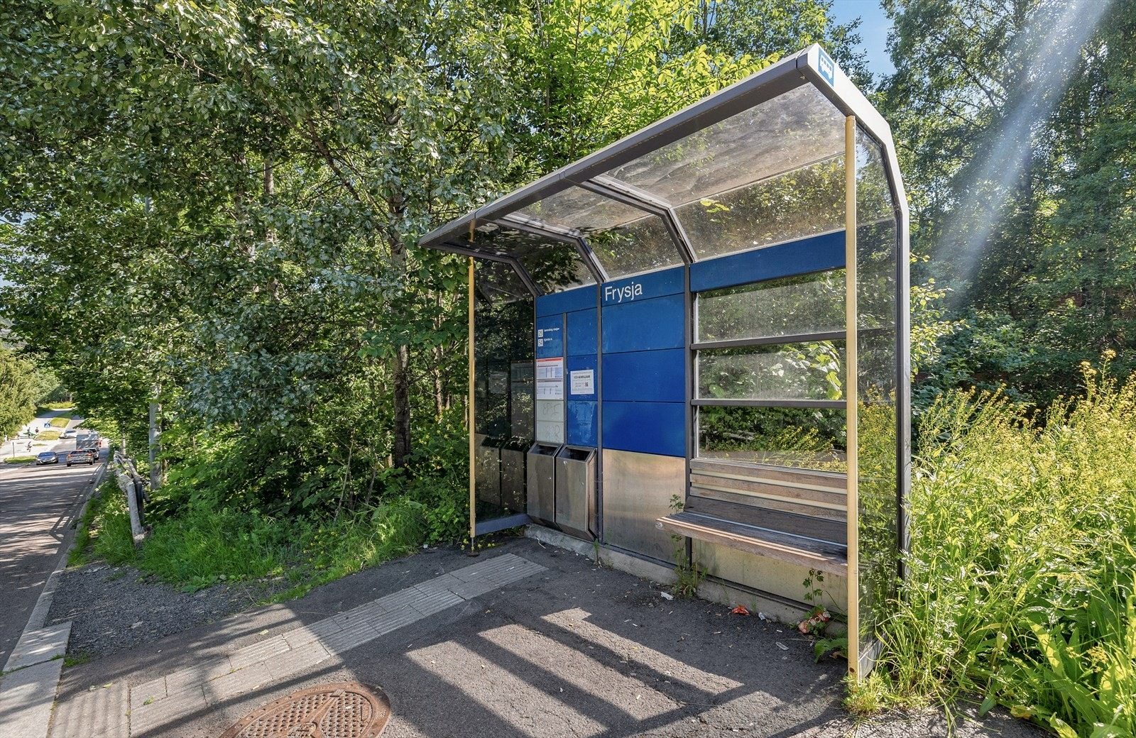 God offentlig kommunikasjon i nærområdet med buss og tog som er bare en kort gange unna. Galleribilde