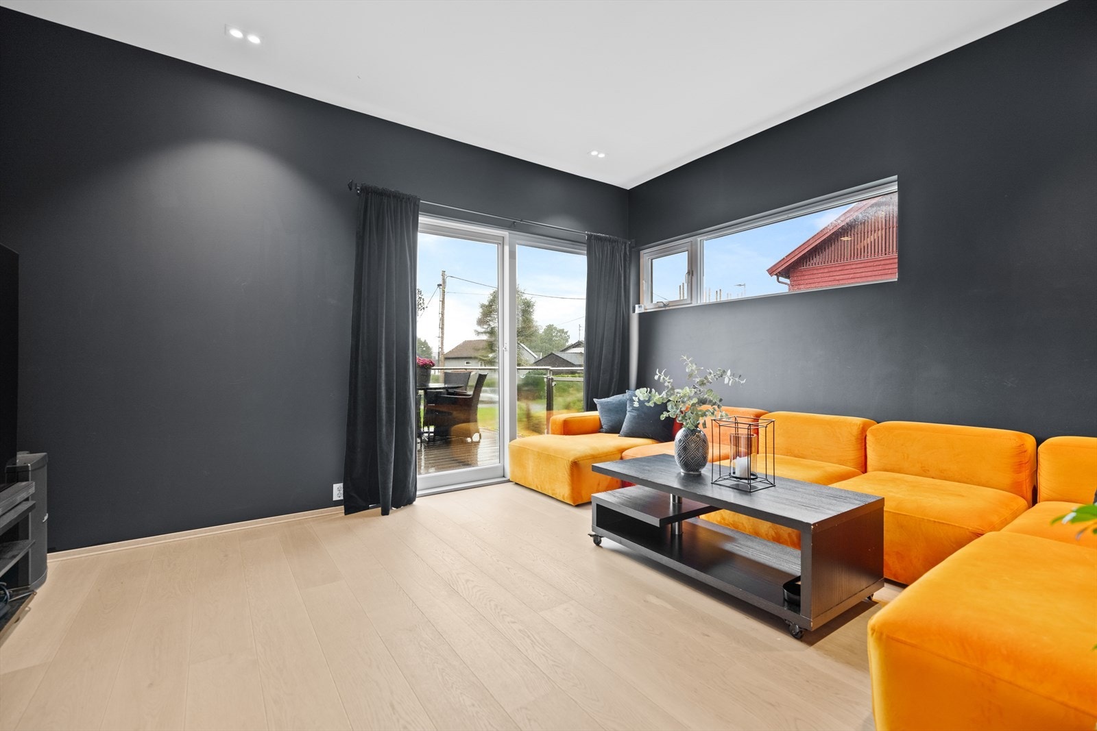 Romslig TV-stue med ekstra lydisolering og tekniske løsninger. Galleribilde