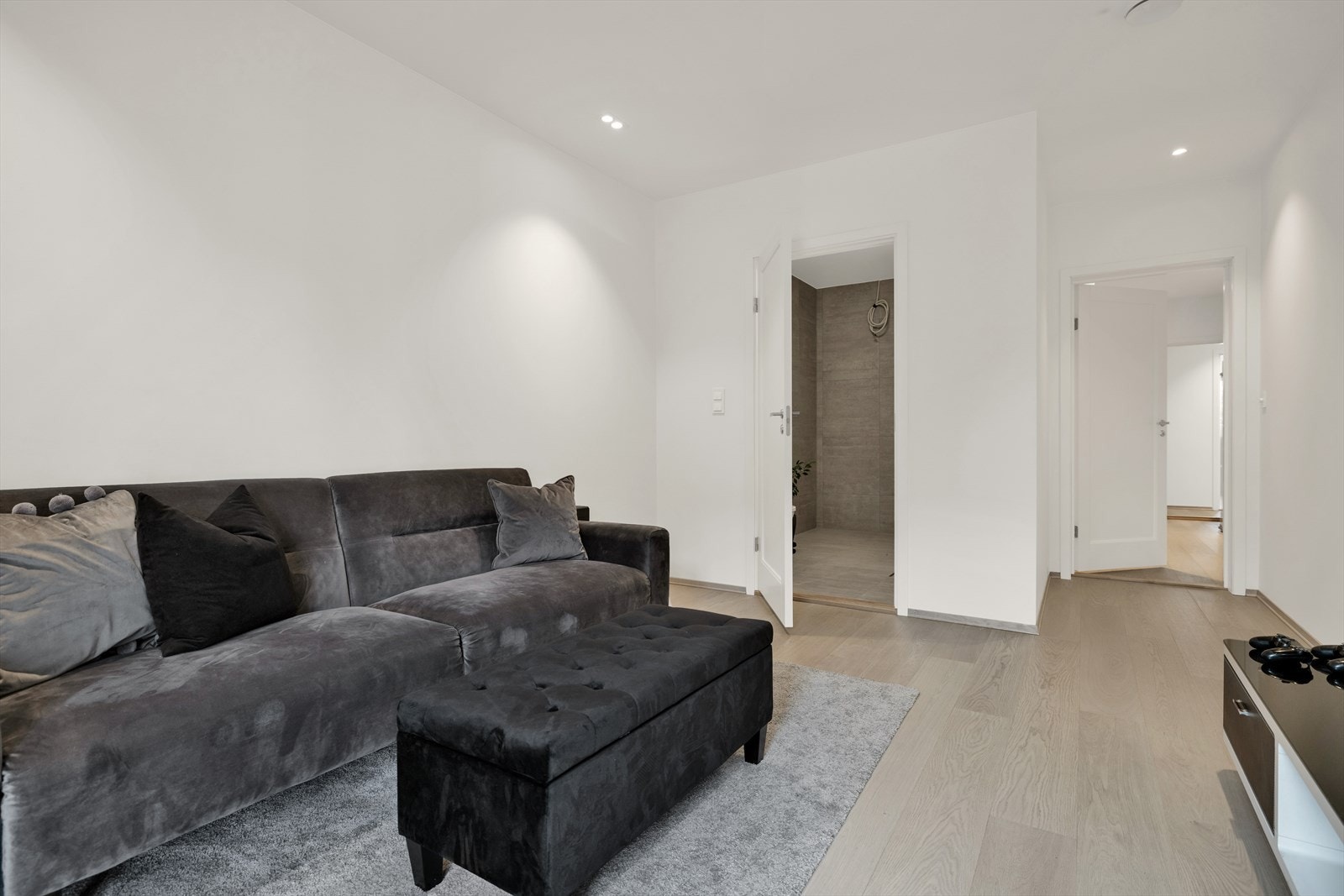 Rommet er perfekt som gjesterom eller ungdomsavdeling med egen "suite" med tilgang til eget baderom. Galleribilde