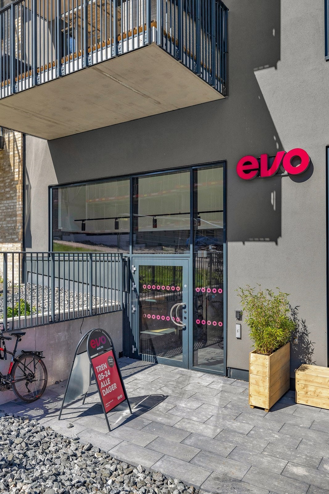 Er du glad i å trene inne så finner du Evo treningssenter ikke langt unna boligen. Galleribilde