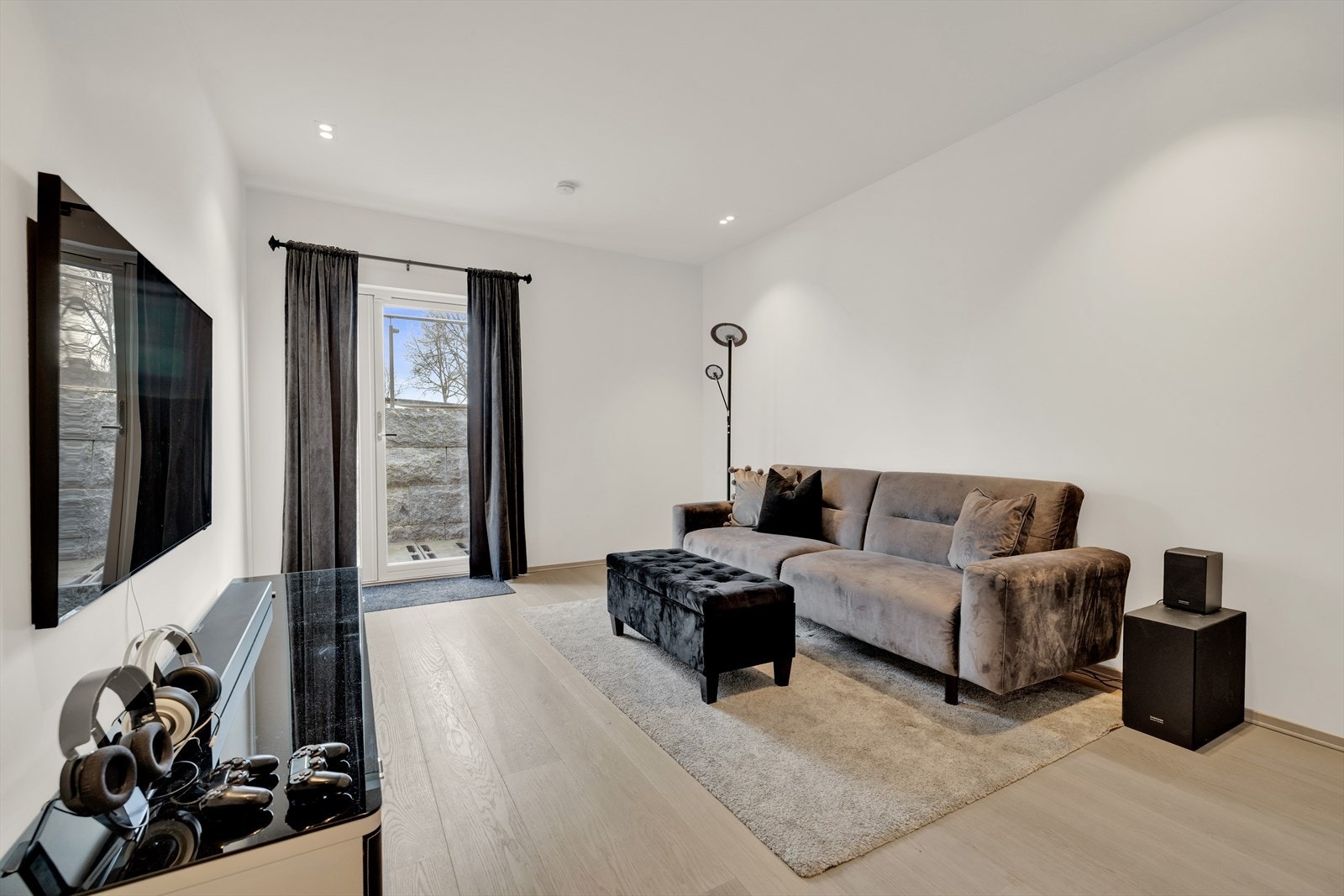 I underetasjen rom innredet som tv/stue, men kan også brukes som soverom. Originale tegninger tegnet som gjesterom. Utgang via balkongdør ut på tilhørende liten platting. Galleribilde