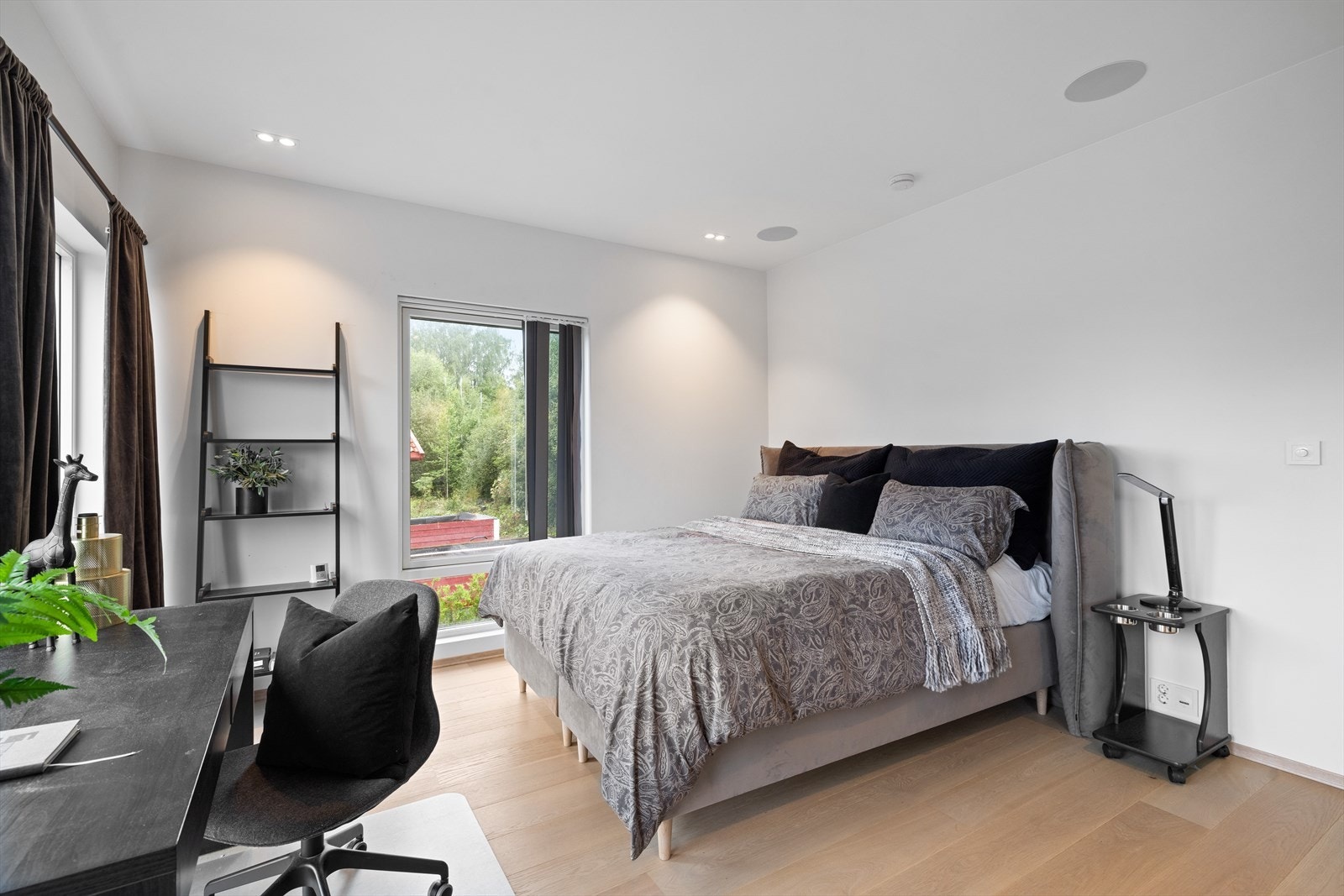 Soverom III. Alle soverom er svært romslige med vinduer fra gulv til tak. Bose anlegg i taket Galleribilde