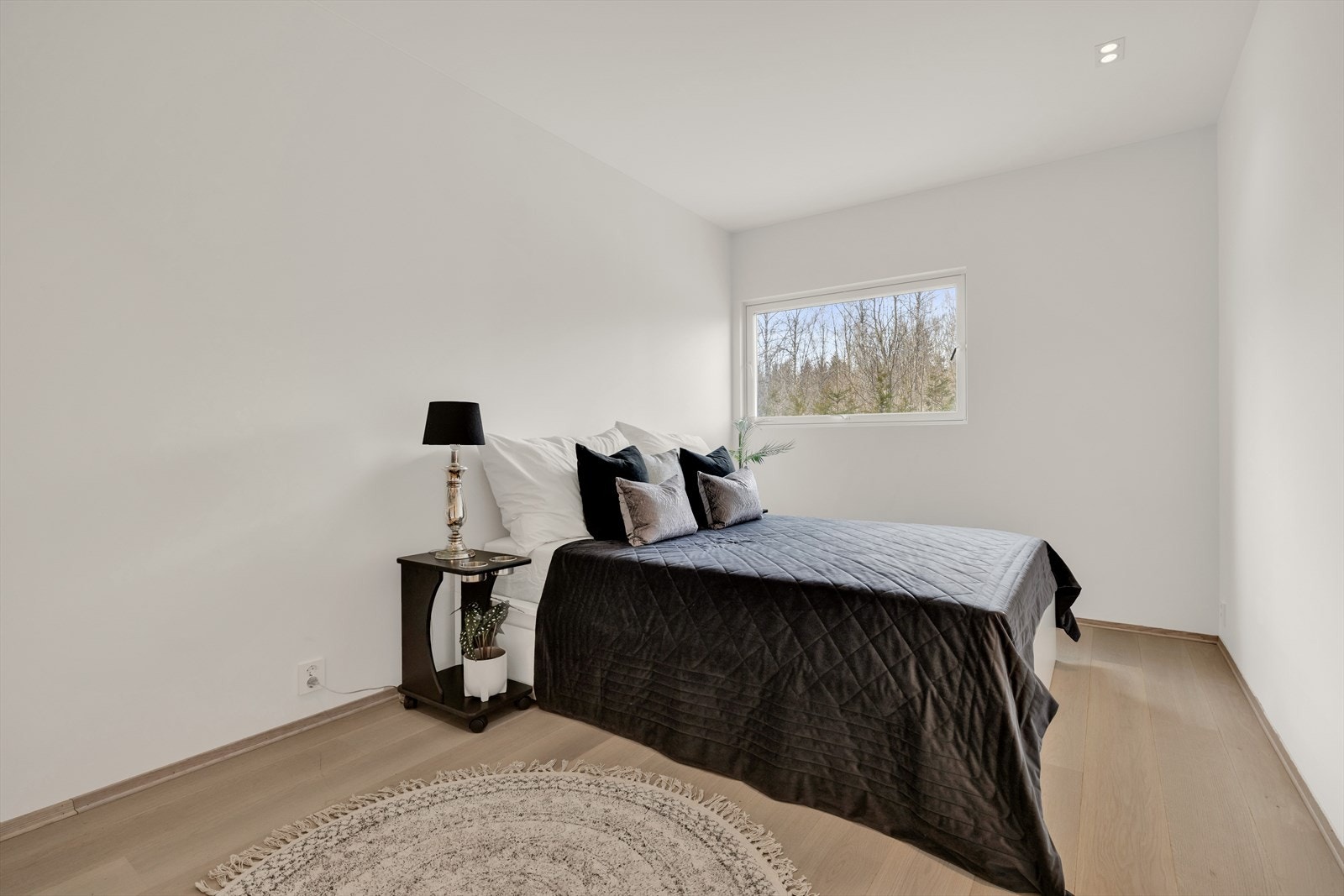 Praktikantdelen har 2 soverom. Begge er av god størrelse med plass til garderobeskap og stor dobbeltseng. Galleribilde