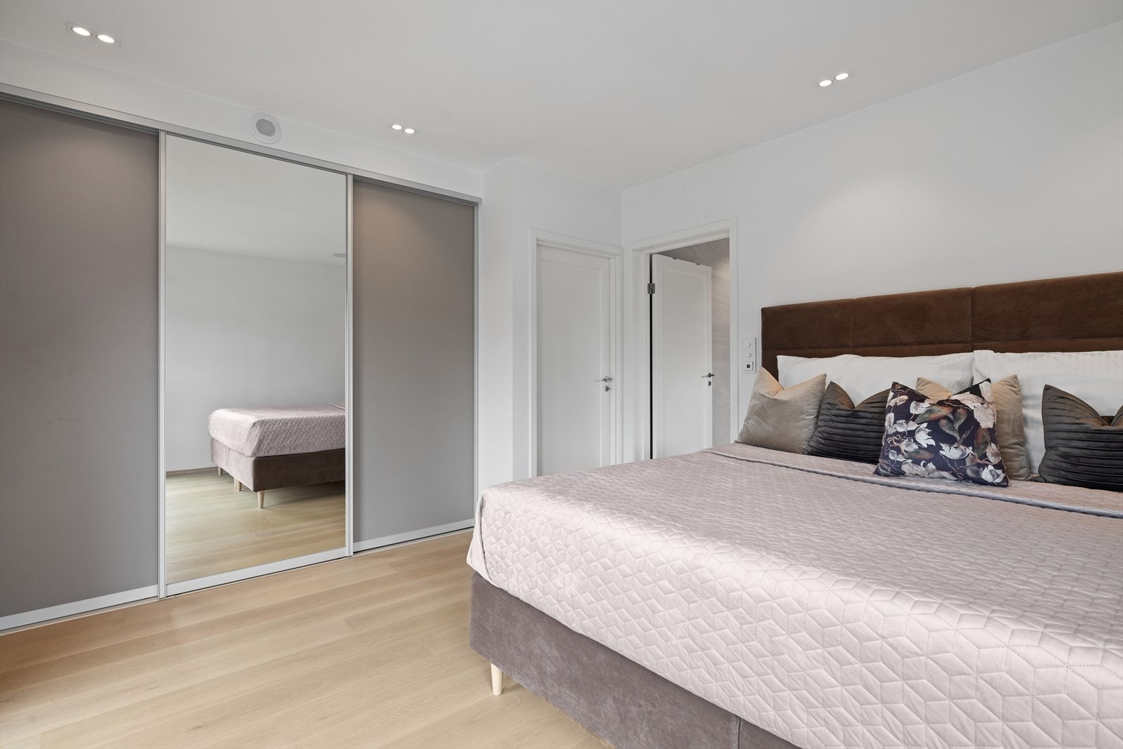 Master Bedroom er svært romslig med eget baderom og balkong. Galleribilde