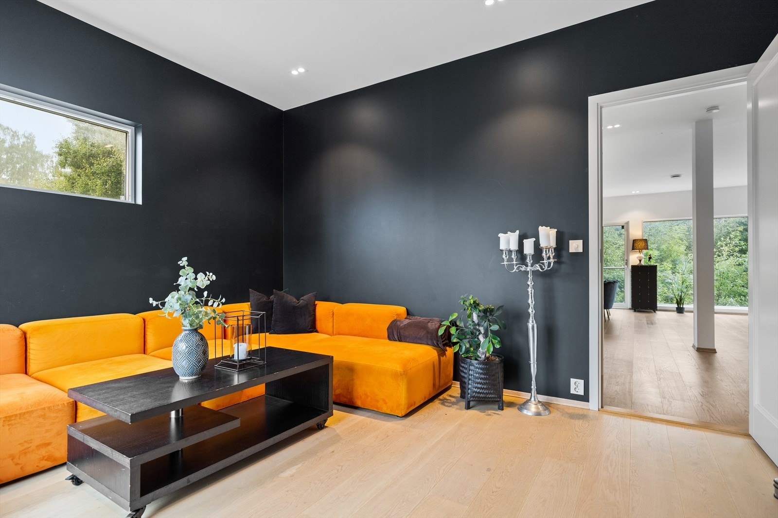 Rommet er ekstra lydisolert. Utgang til terrasse med Kebony terrassegulv og glassrekkverk. Størrelse ca. 39 kvm. Galleribilde