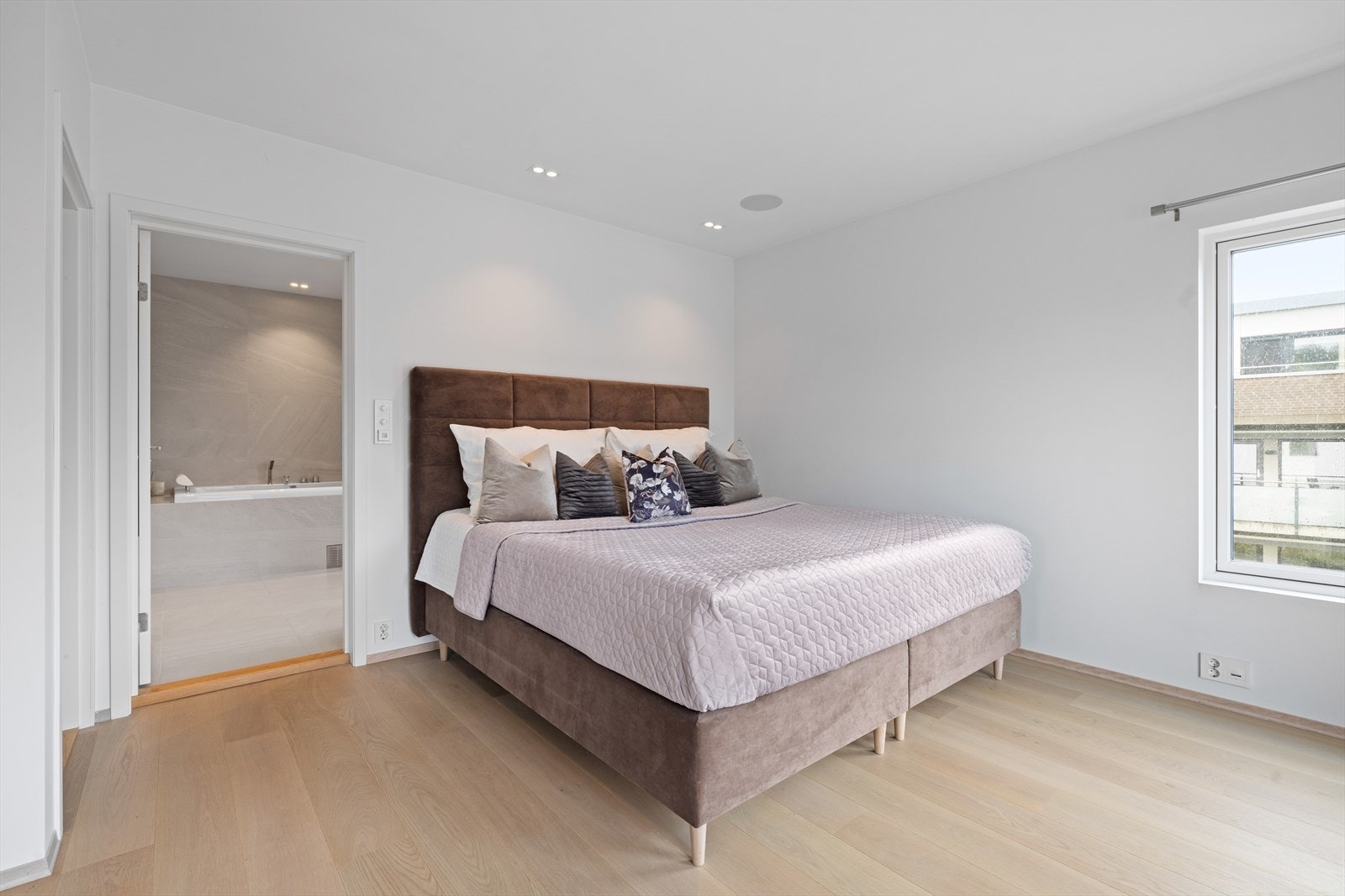 Plass til innredning etter eget ønske. Bose høyttaler i tak. Her er det god plass til stor dobbeltseng og pult for hjemmekontor. Galleribilde