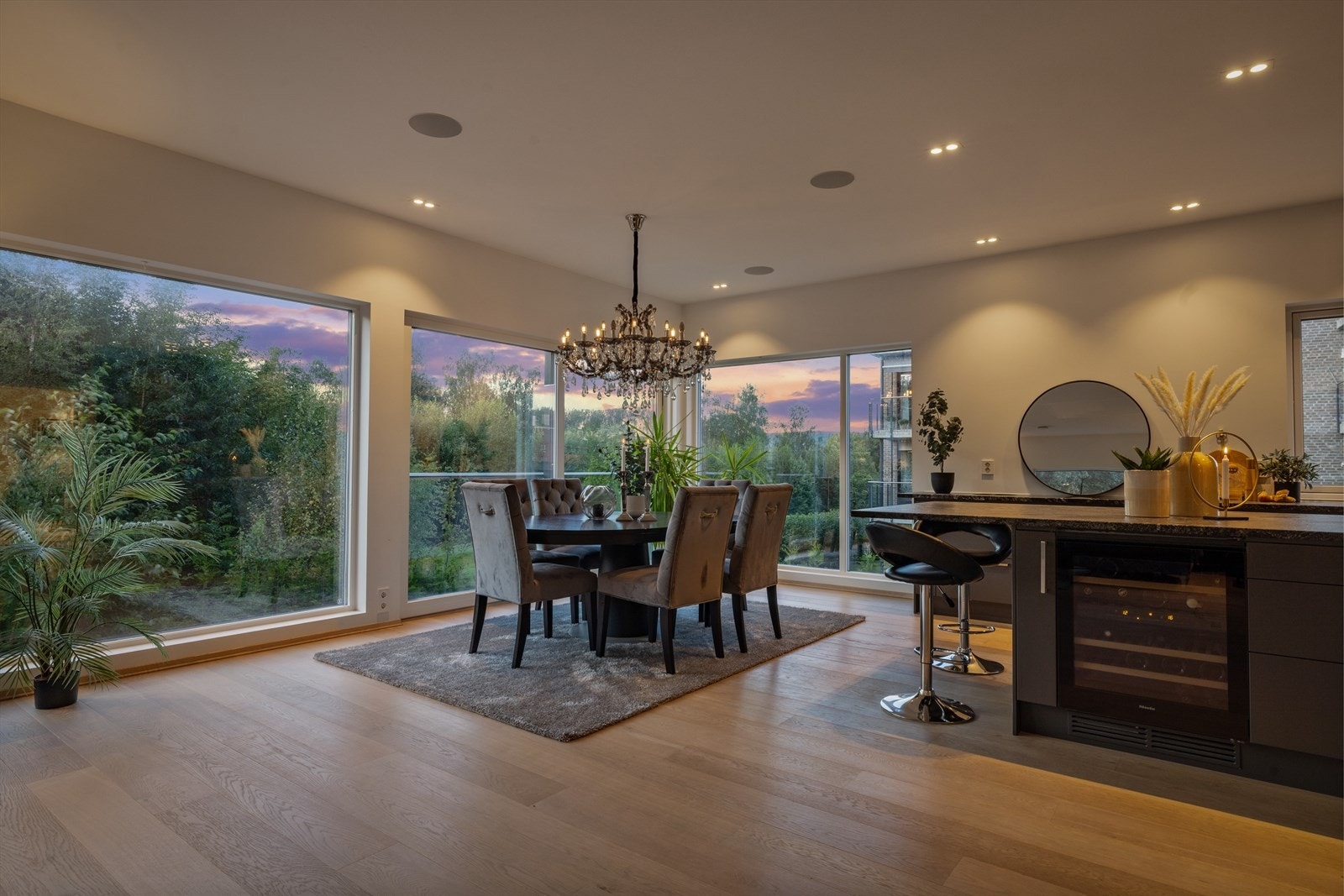 Huset er helt unikt med side gjennomførte detaljer og takterrasse samt sin beliggenhet både sentralt og allikevel tilbaketrukket rett ved marka. Galleribilde