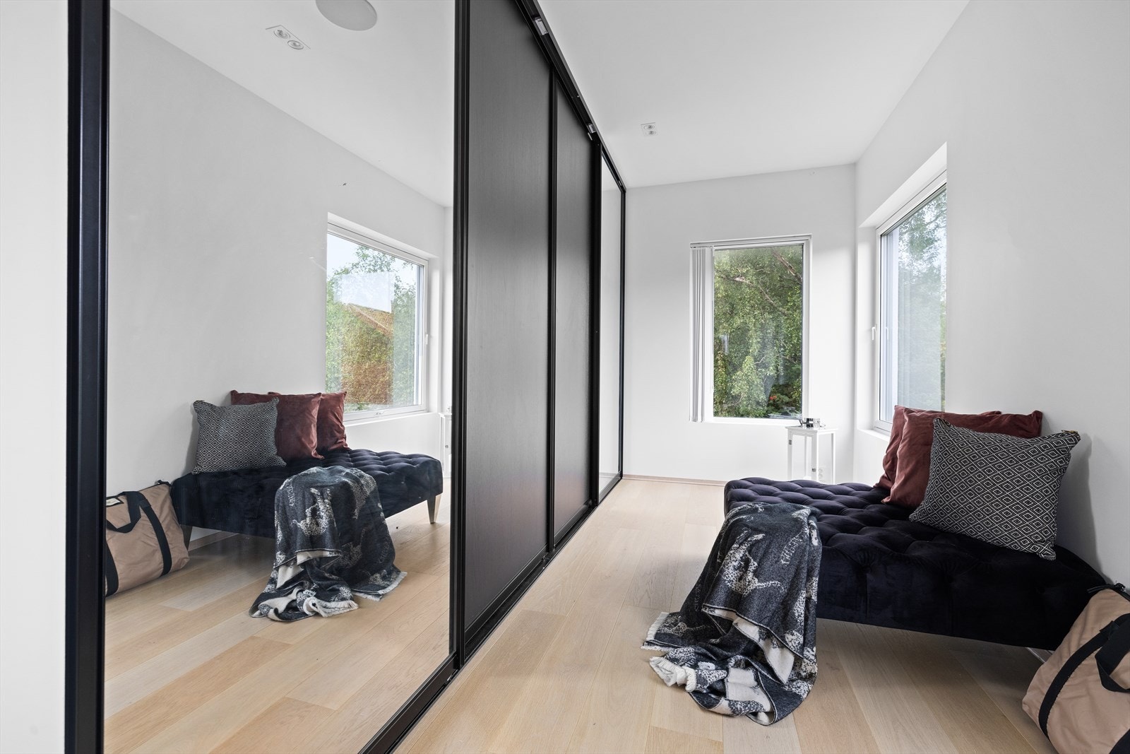 Stor skyvedørsgarderobe som medfølger. Galleribilde