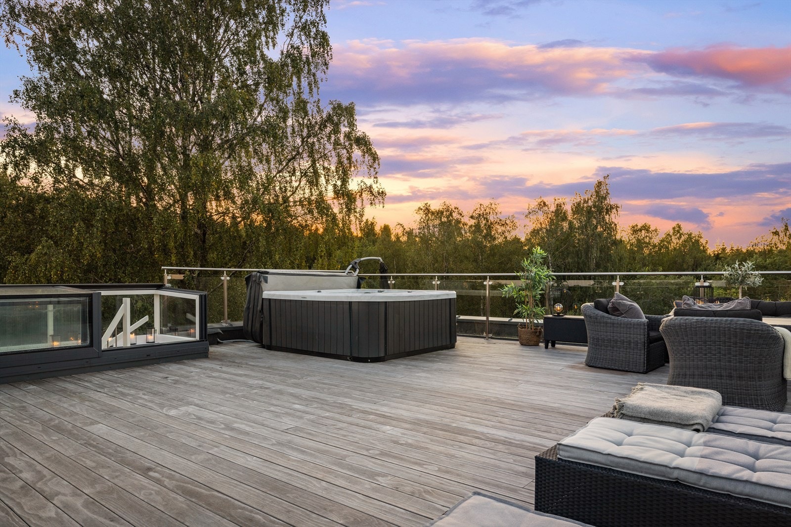 Huset har en helt unik takterrasse. Deilig stor uteplass for sammenkomster med famile og venner. Galleribilde